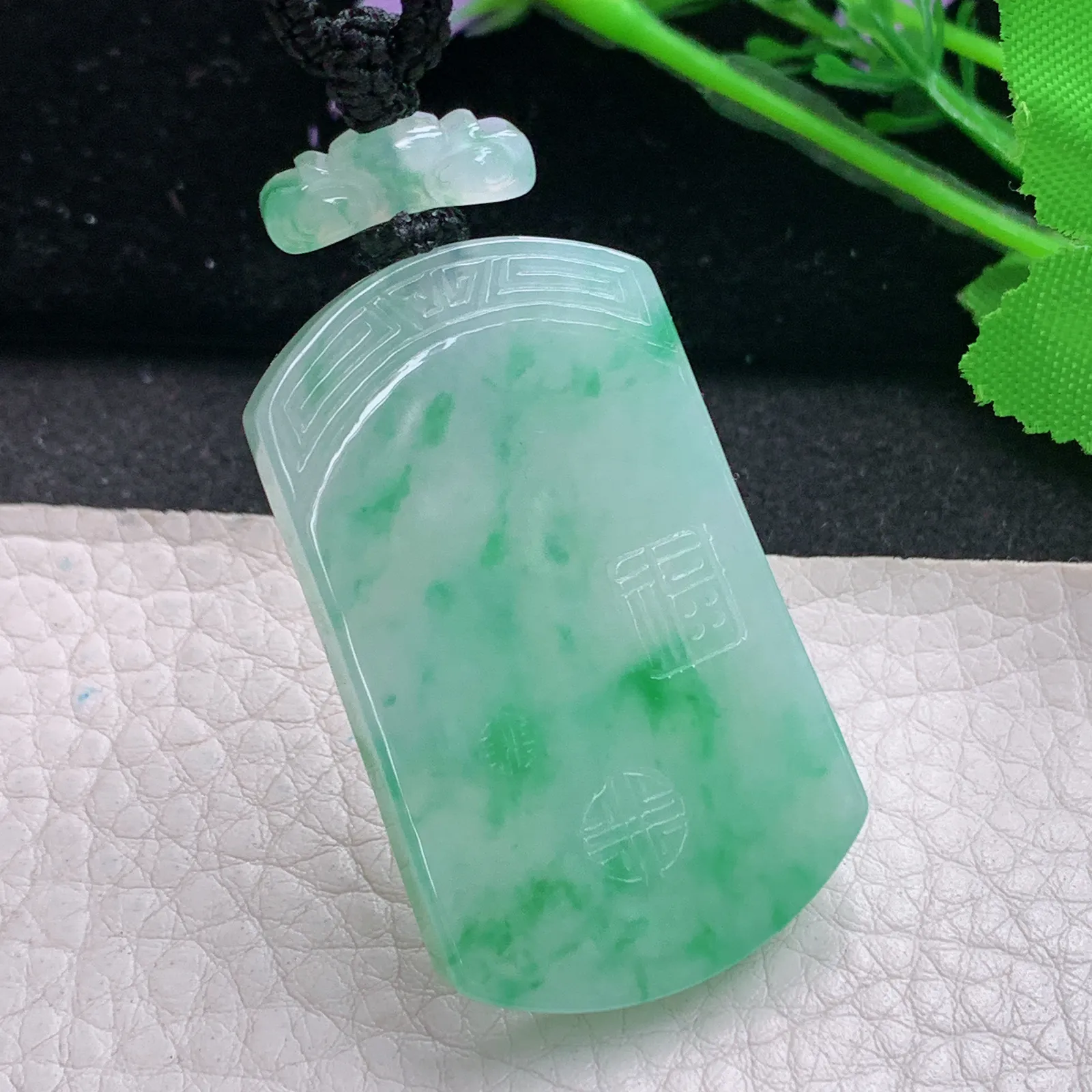 qxm实拍46*28*5.6缅甸翡翠精雕冰飘绿花平安无事牌玉吊坠 玉挂件