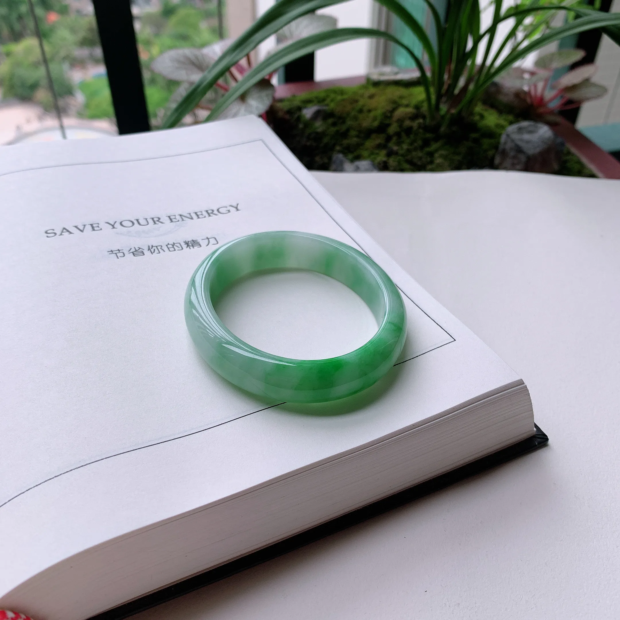 贵妃56圈口，天然A货翡翠冰糯种水润飘绿玉手镯，水润秀丽，飘花灵动，种水十足，视觉甜美可人，恰到好处的美，十分高雅耐看，条形优美，上手优雅大方。48.70