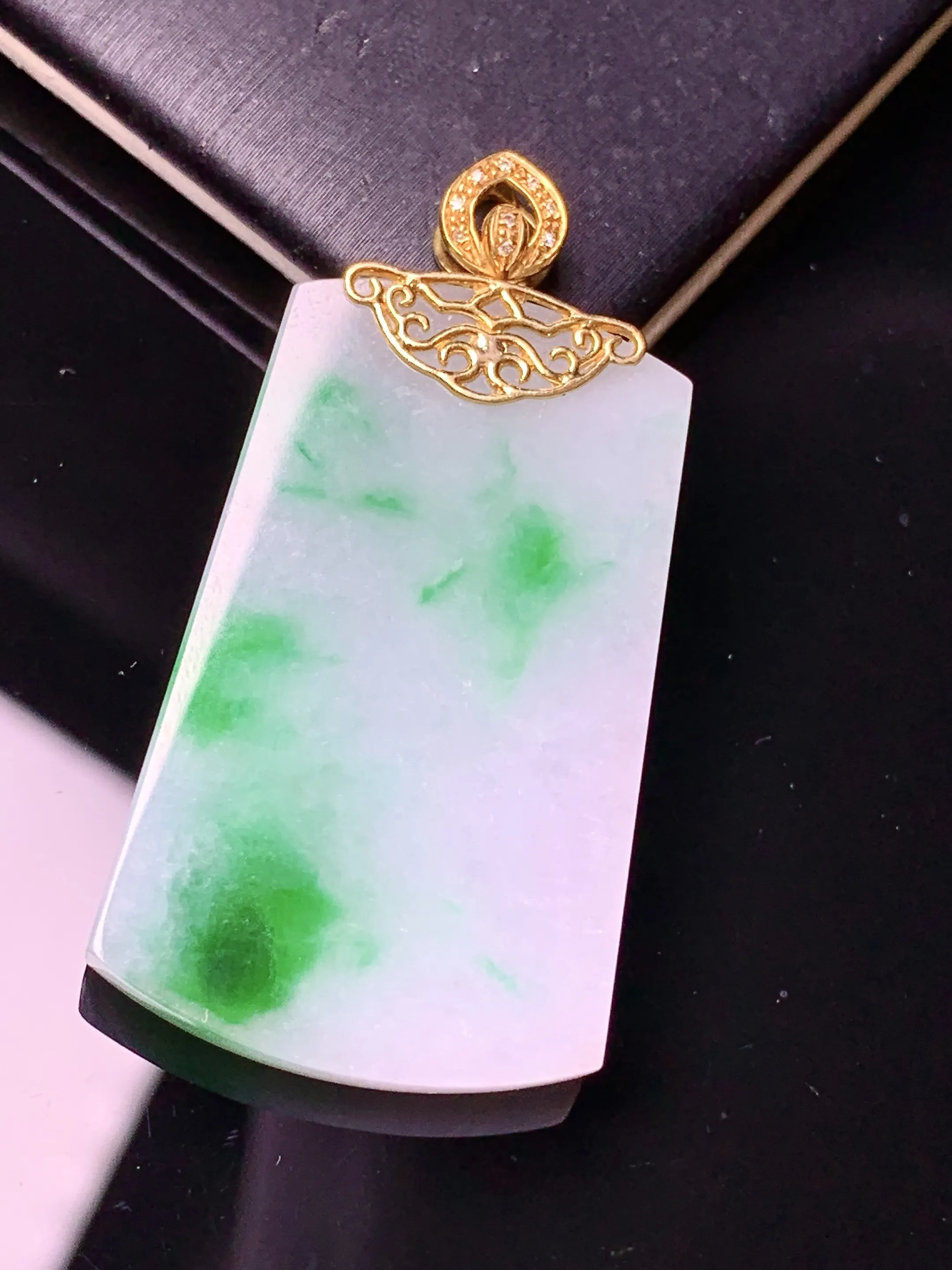 18k金钻镶嵌飘绿无事牌吊坠 玉质细腻 色泽清新艳丽 整体尺寸41.5*21.3*3.7