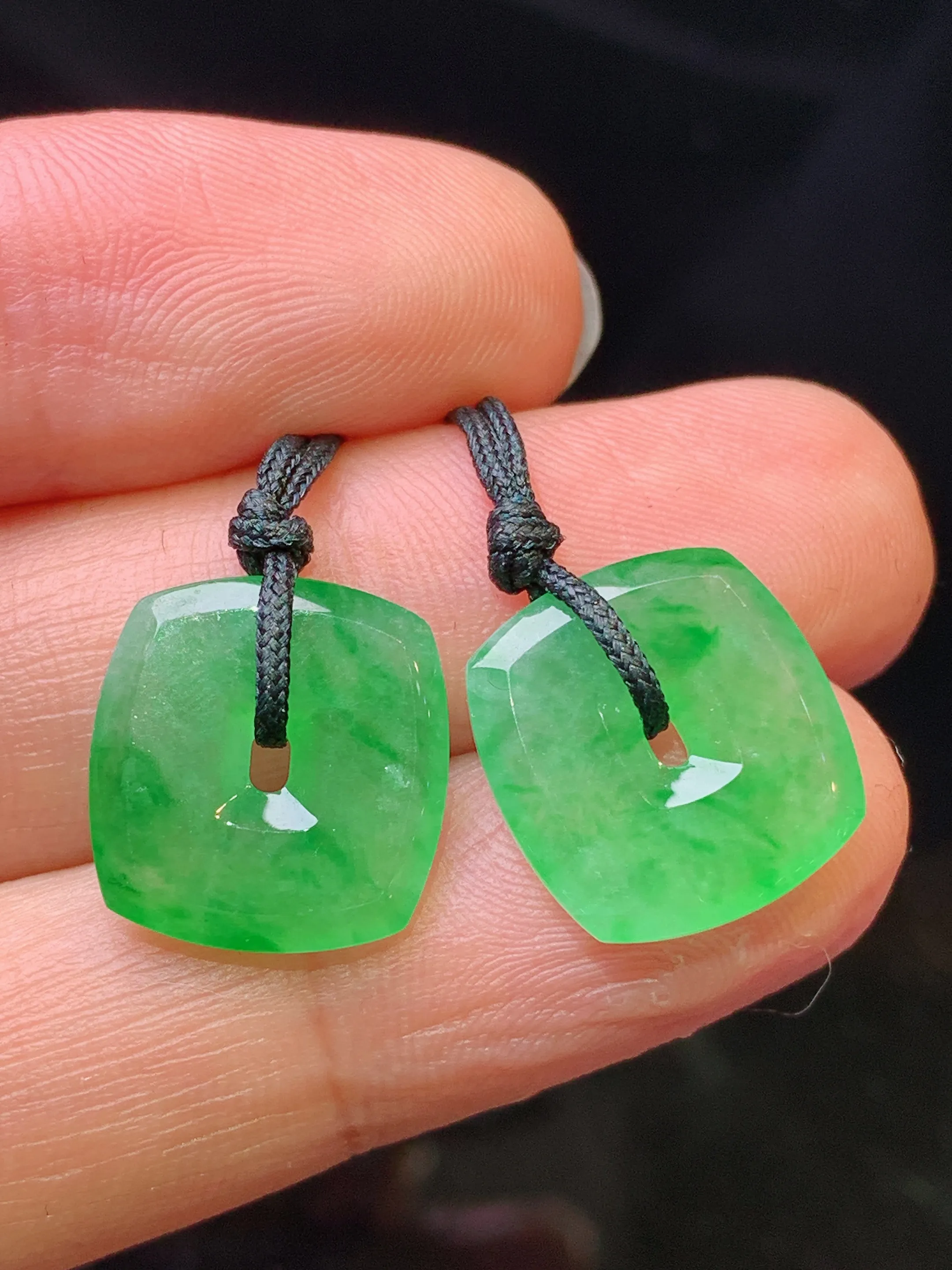 翠绿平安扣一对 玉质细腻 色泽清新艳丽 整体尺寸13.8*13*2.5