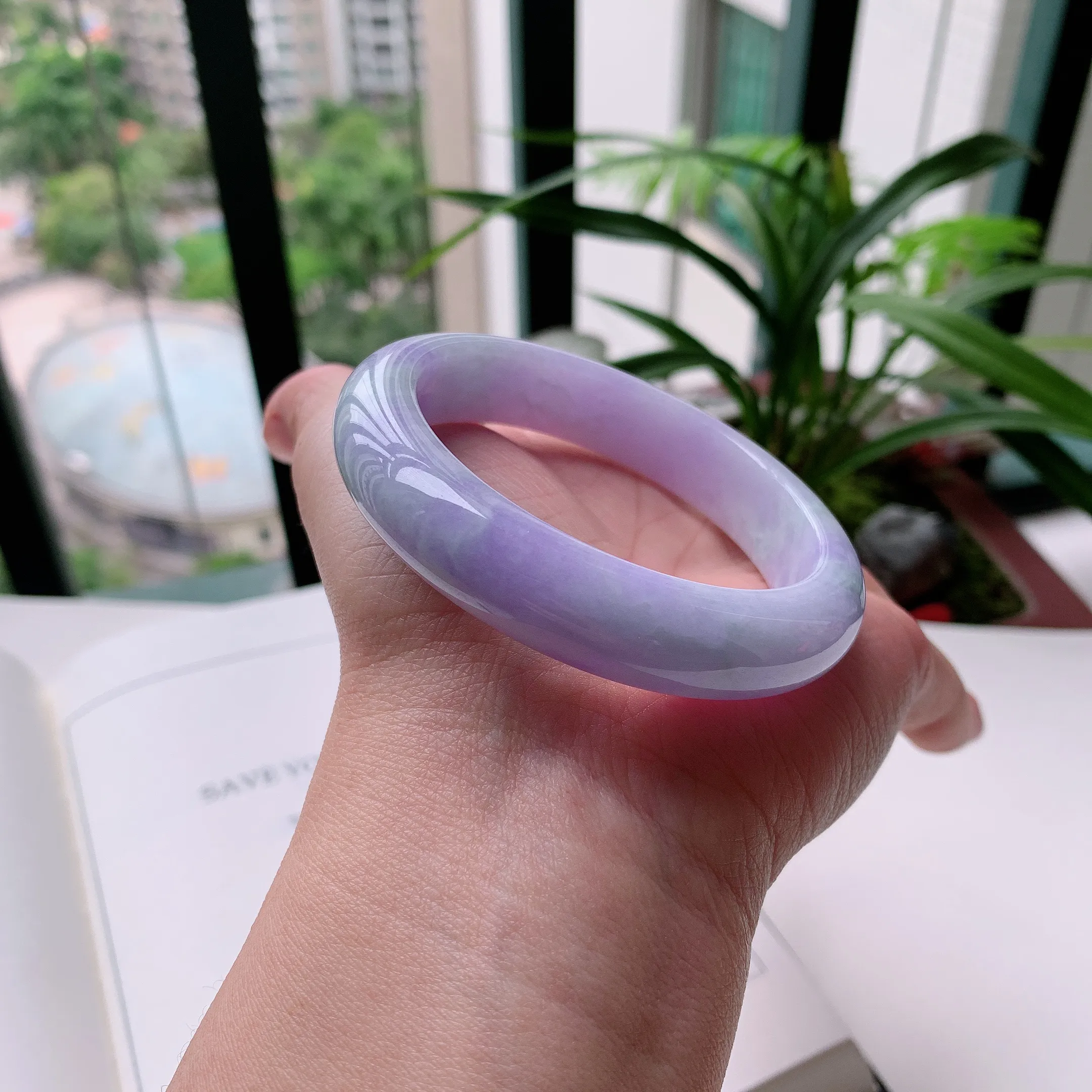 正圈55圈口，天然A货翡翠冰糯种水润飘绿玉手镯，水润秀丽，飘花灵动，种水十足，视觉甜美可人，恰到好