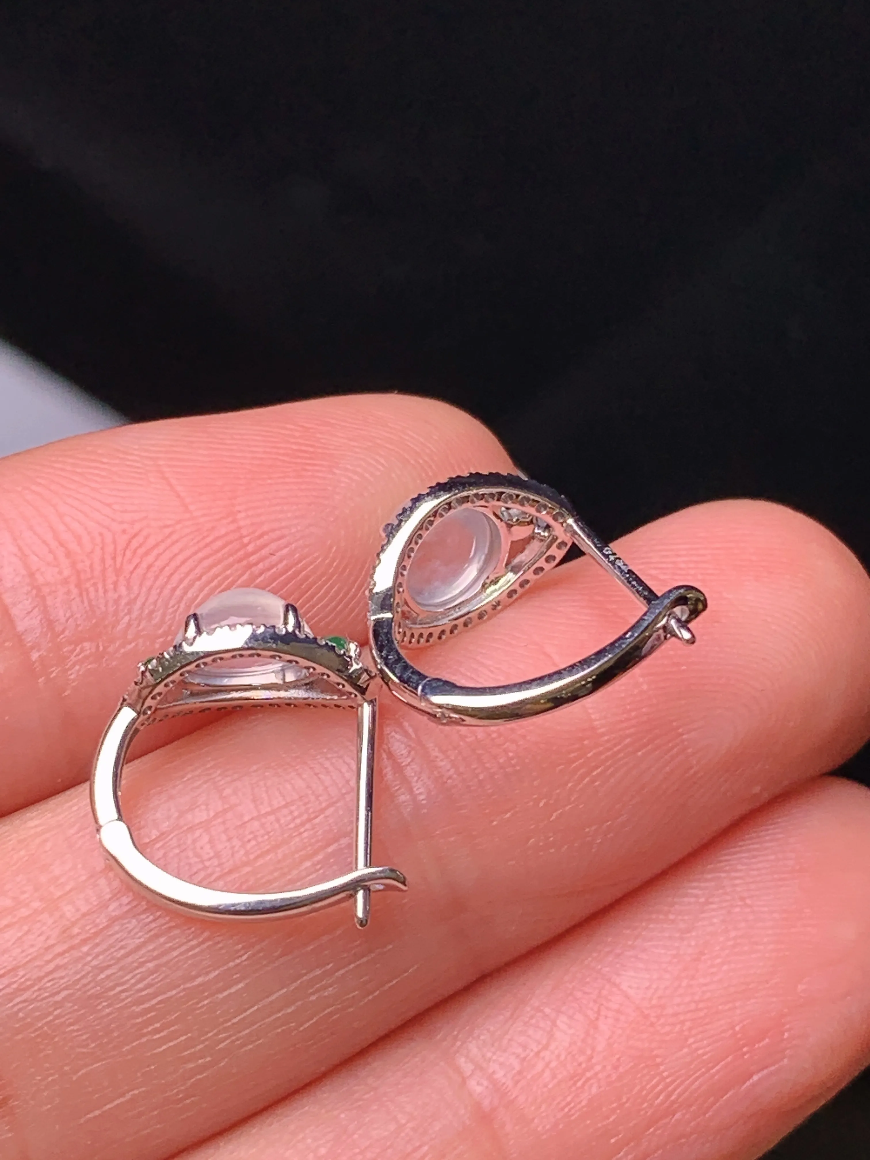 18k金钻镶嵌冰种蛋面耳钉 玉质细腻 色泽清新艳丽 整体尺寸10*7*3.7