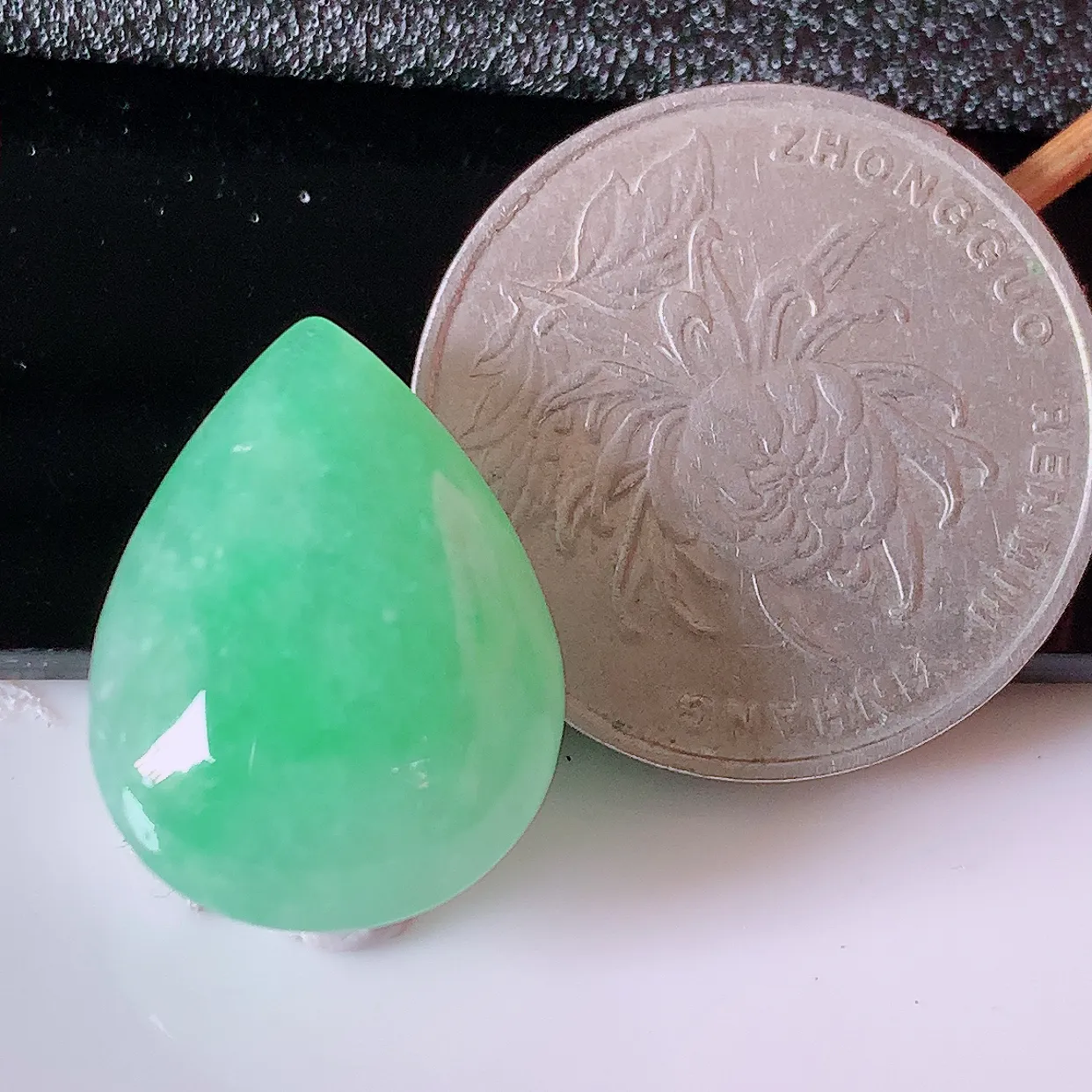 自然光实拍，冰润满绿翡翠水滴戒面，蛋面，翠色灵动，玉质细腻，颜色漂亮，品相佳，镶嵌更靓，佩戴佳品！#94.25