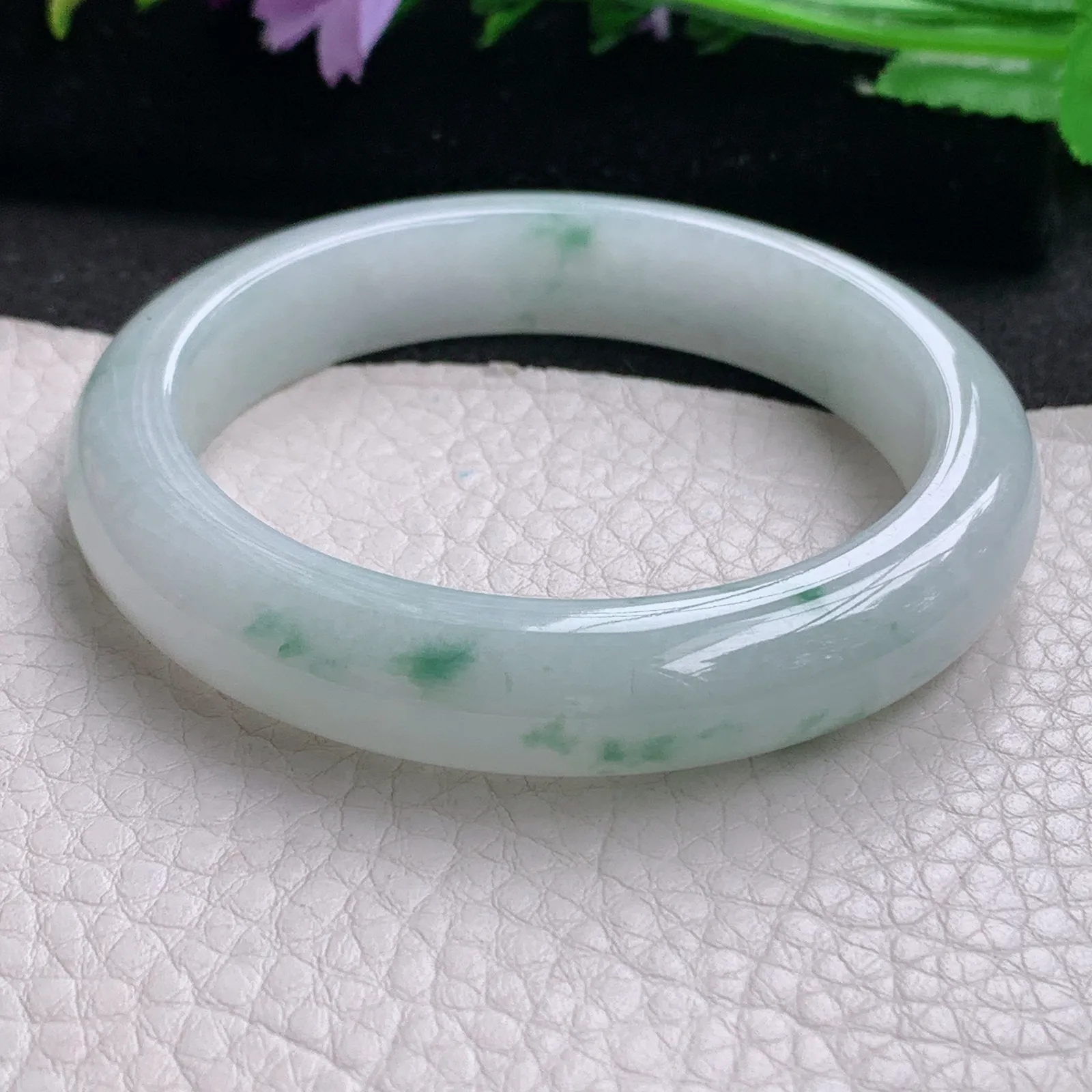 Hf实拍53.5*11.3*8.3缅甸翡翠手镯白底飘花手镯正圈平安镯宽版镯子