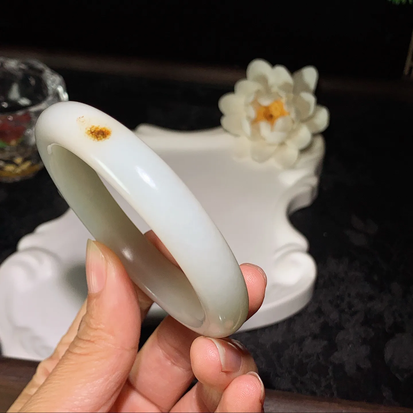 54圈口 新疆和田玉白玉羊脂白籽料手镯 54圈口条宽11厚9重46.8克。玉质细腻油润。手推出油。佩戴高端典雅。lt260129