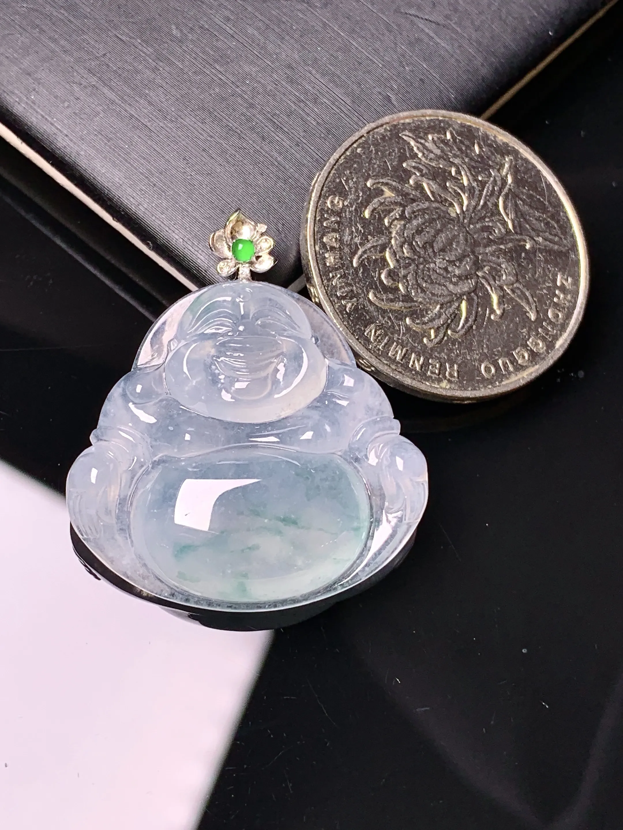 18k金镶嵌冰种佛公吊坠 玉质细腻 色泽清新艳丽 整体尺寸31.2*27.3*6