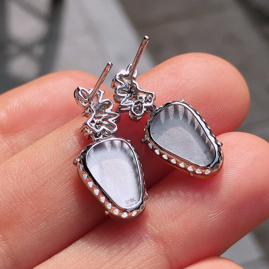 黄翡玉叶耳坠，色泽均匀艳丽，玉质细腻，荧光感超
强，饱满圆润，尽显优雅气质，18k
金豪华镶嵌