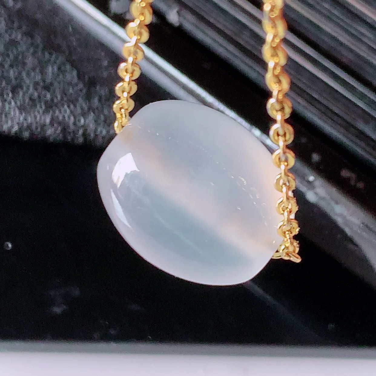 自然光实拍，冰种翡翠路路通吊坠，寓意好运连连，路路畅通，经典款式，财运滚滚，路路通，佩戴效果更好！配