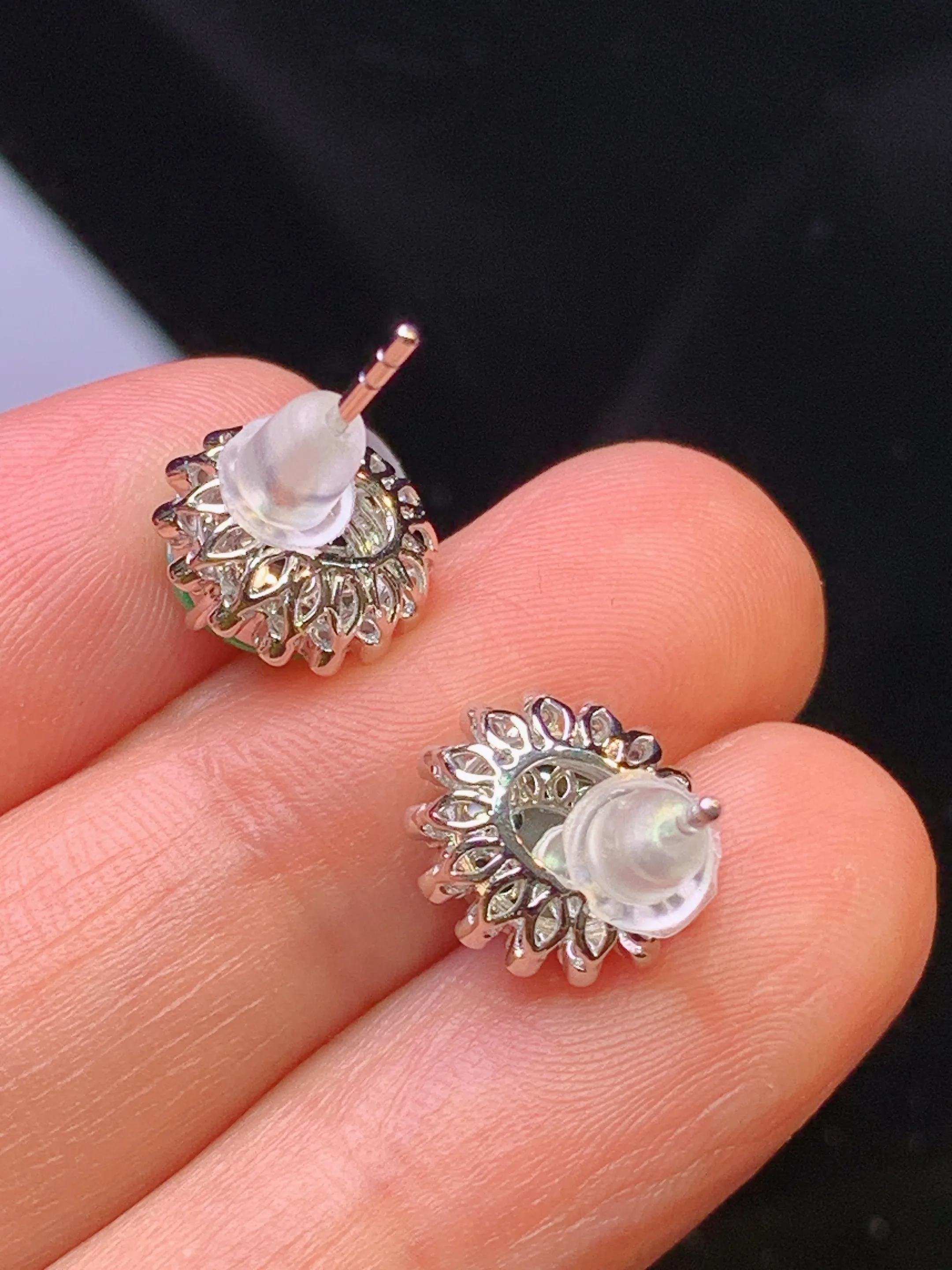 18k金钻镶嵌满绿蛋面耳钉 玉质细腻 色泽清新艳丽 整体尺寸11*9.5*7.3