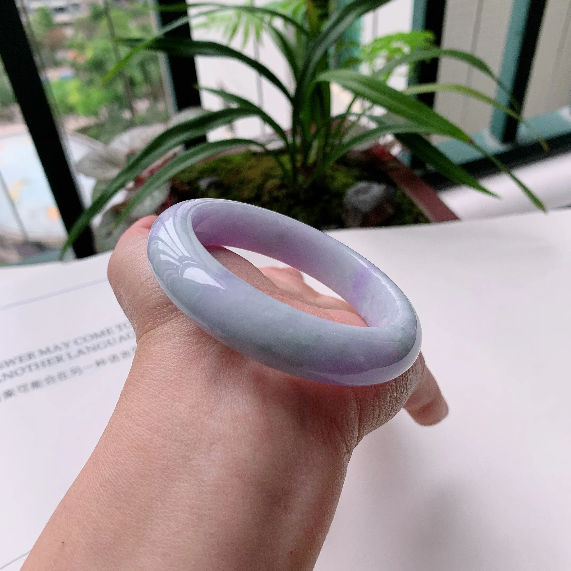 正圈55圈口，天然A货翡翠冰糯种水润飘绿玉手镯，水润秀丽，飘花灵动，种水十足，视觉甜美可人，恰到好处的美，十分高雅耐看，条形优美，上手优雅大方。62.50