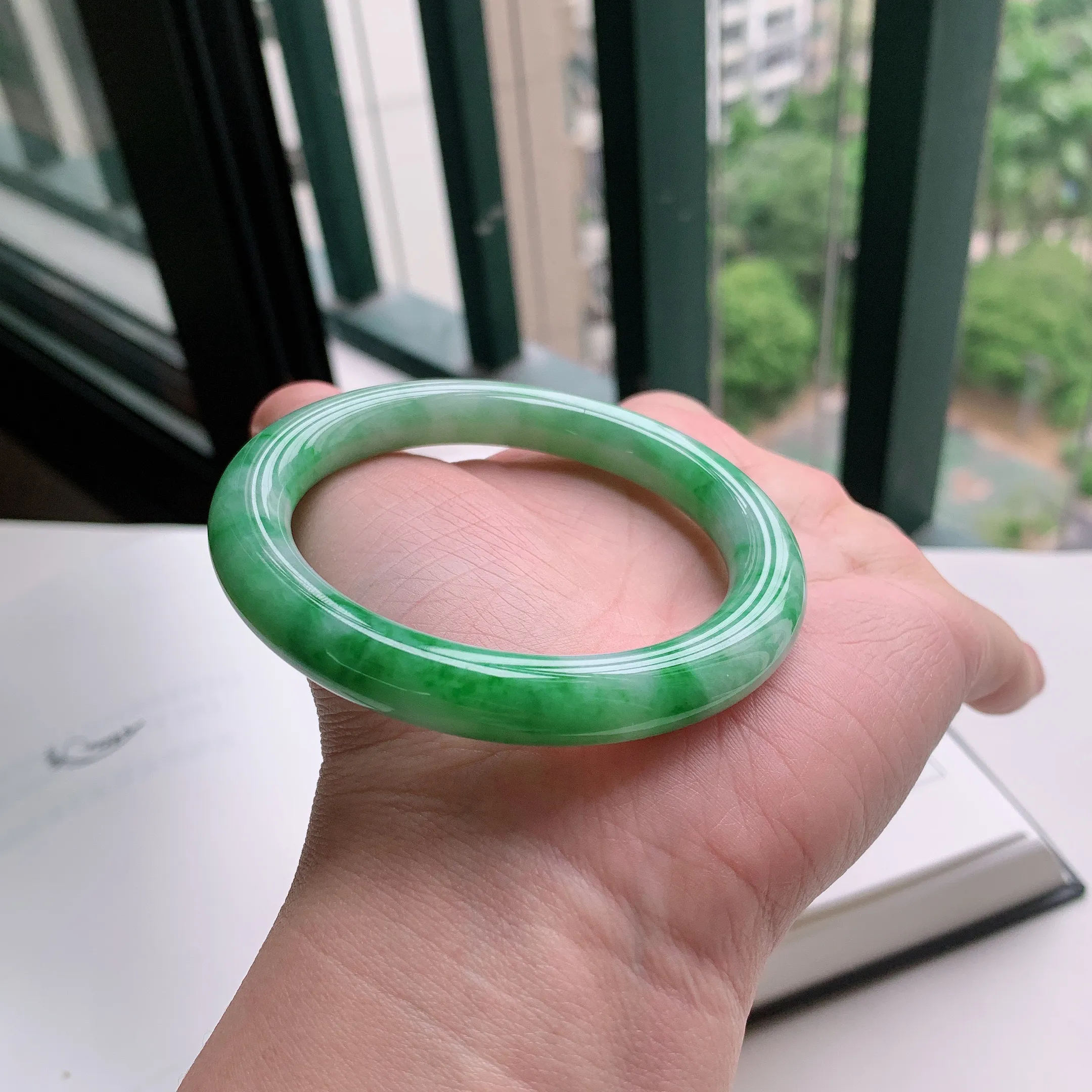 圆条55圈口，天然A货翡翠冰糯种水润飘绿玉手镯，水润秀丽，飘花灵动，种水十足，视觉甜美可人，恰到好