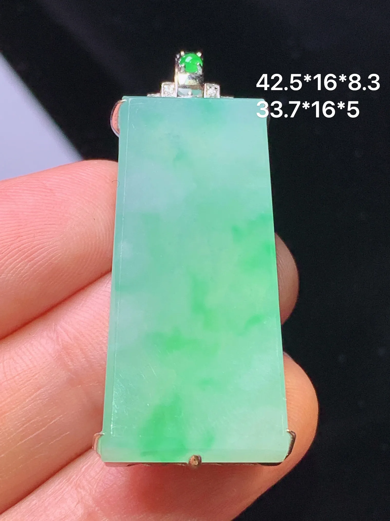 18k金钻镶嵌翠绿无事牌吊坠 玉质细腻 色泽清新艳丽 整体尺寸42.5*18*8.3