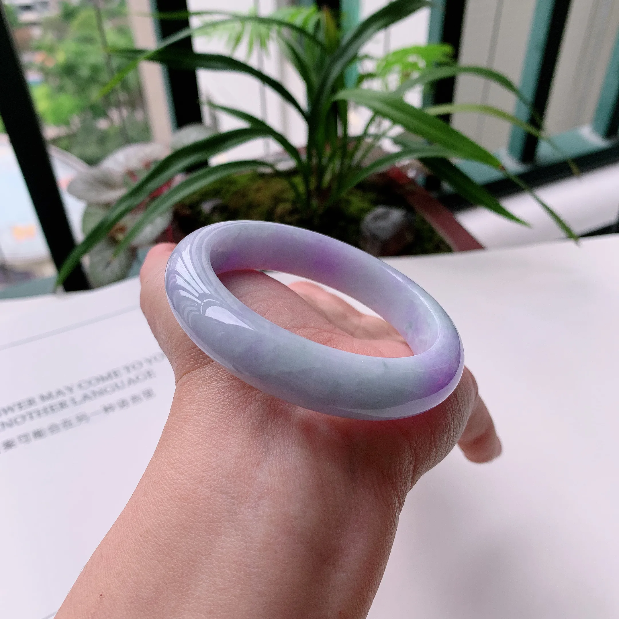 正圈55圈口，天然A货翡翠冰糯种水润紫罗兰手镯，水润秀丽，种水十足，视觉甜美可人，恰到好处的美，十分高雅耐看，条形优美，上手优雅大方。60.57