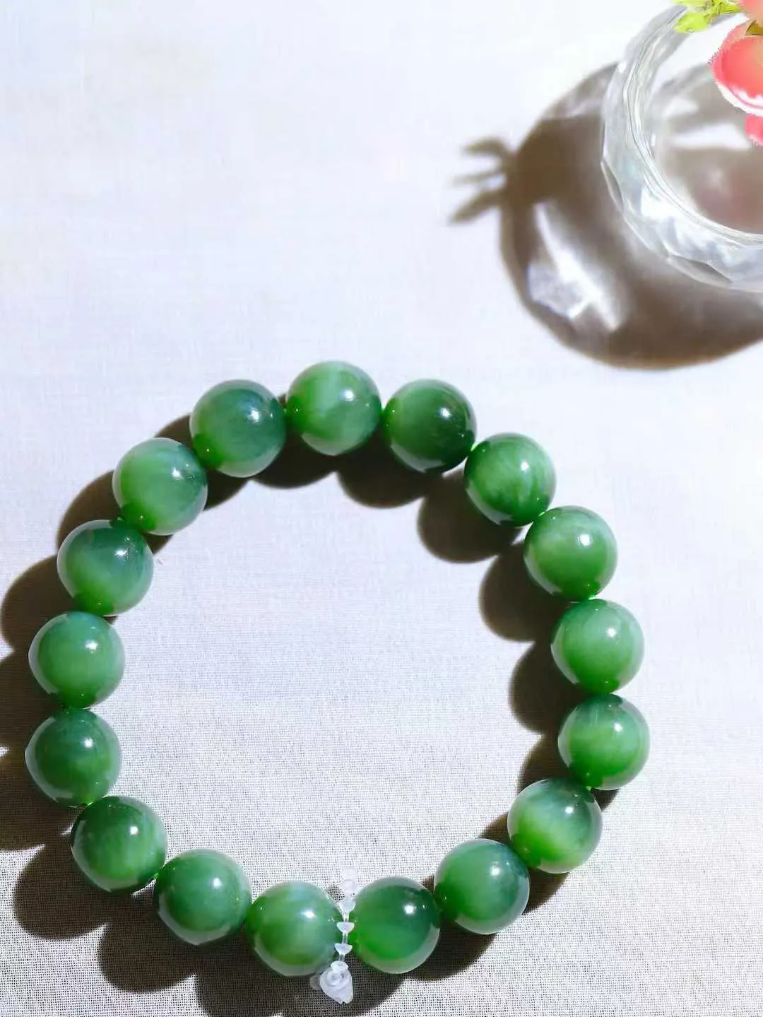 （猫眼手串）

精品和田玉碧玉猫眼圆珠手串 质地温润灵动 猫眼儿般的光中，有波光潋滟，也有梦幻清韵。行走于市井的喧嚣，相顾不言，便得清欢。重43.5克 尺寸取一12mmFDA-23192452