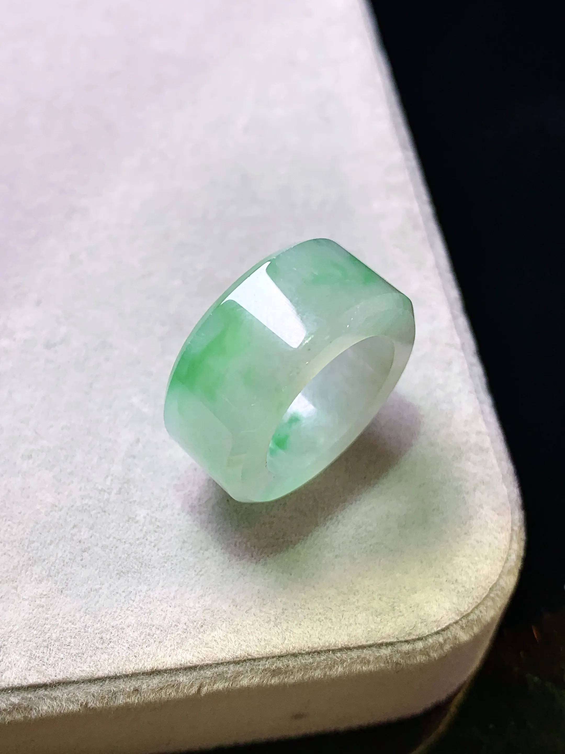 飘绿路路通吊坠 玉质细腻 色泽清新艳丽 整体尺寸19.7*8.3