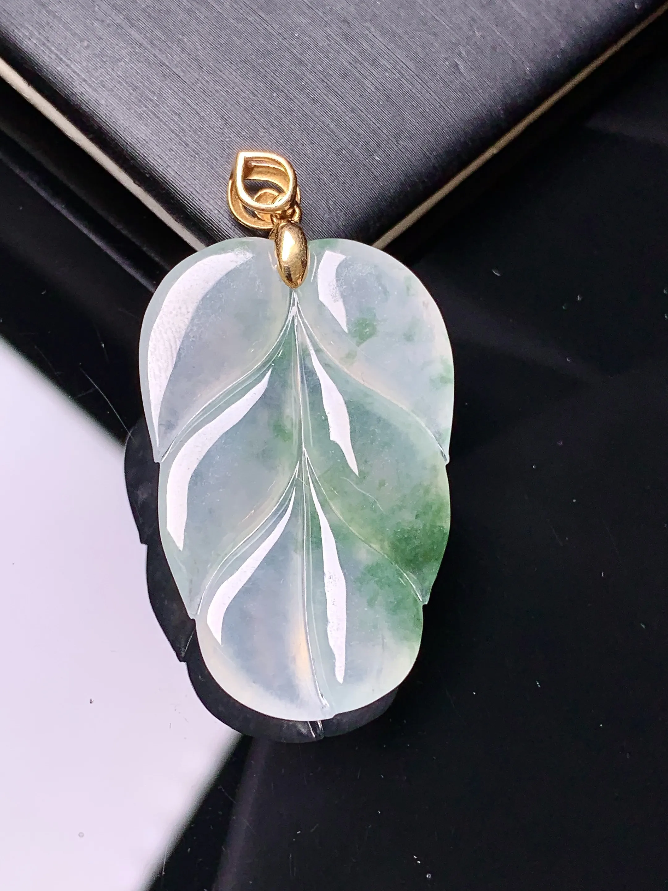 18k金镶嵌飘绿树叶吊坠 玉质细腻 色泽清新艳丽 整体尺寸38.5*20.5*4