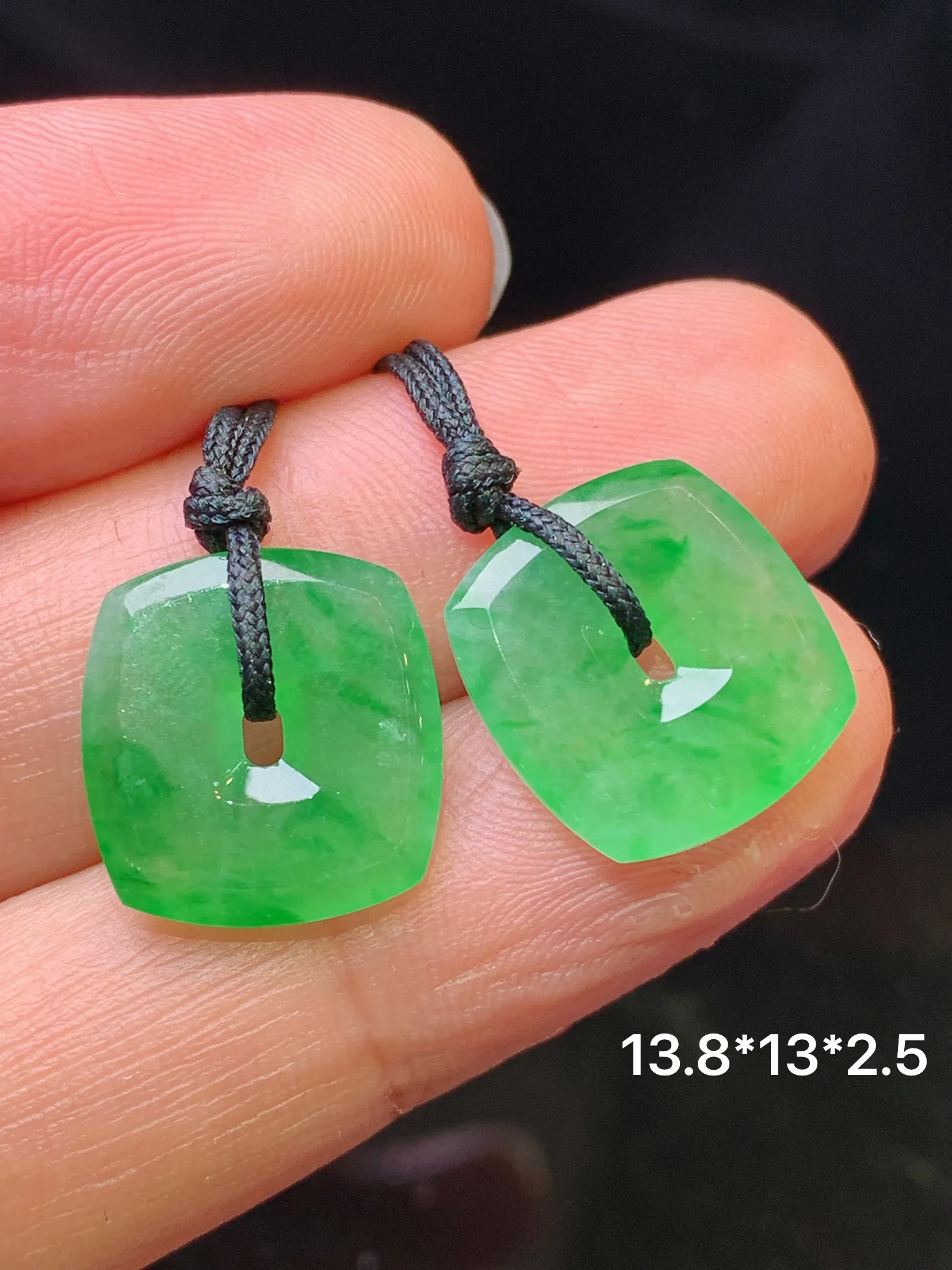 翠绿平安扣一对 玉质细腻 色泽清新艳丽 整体尺寸13.8*13*2.5