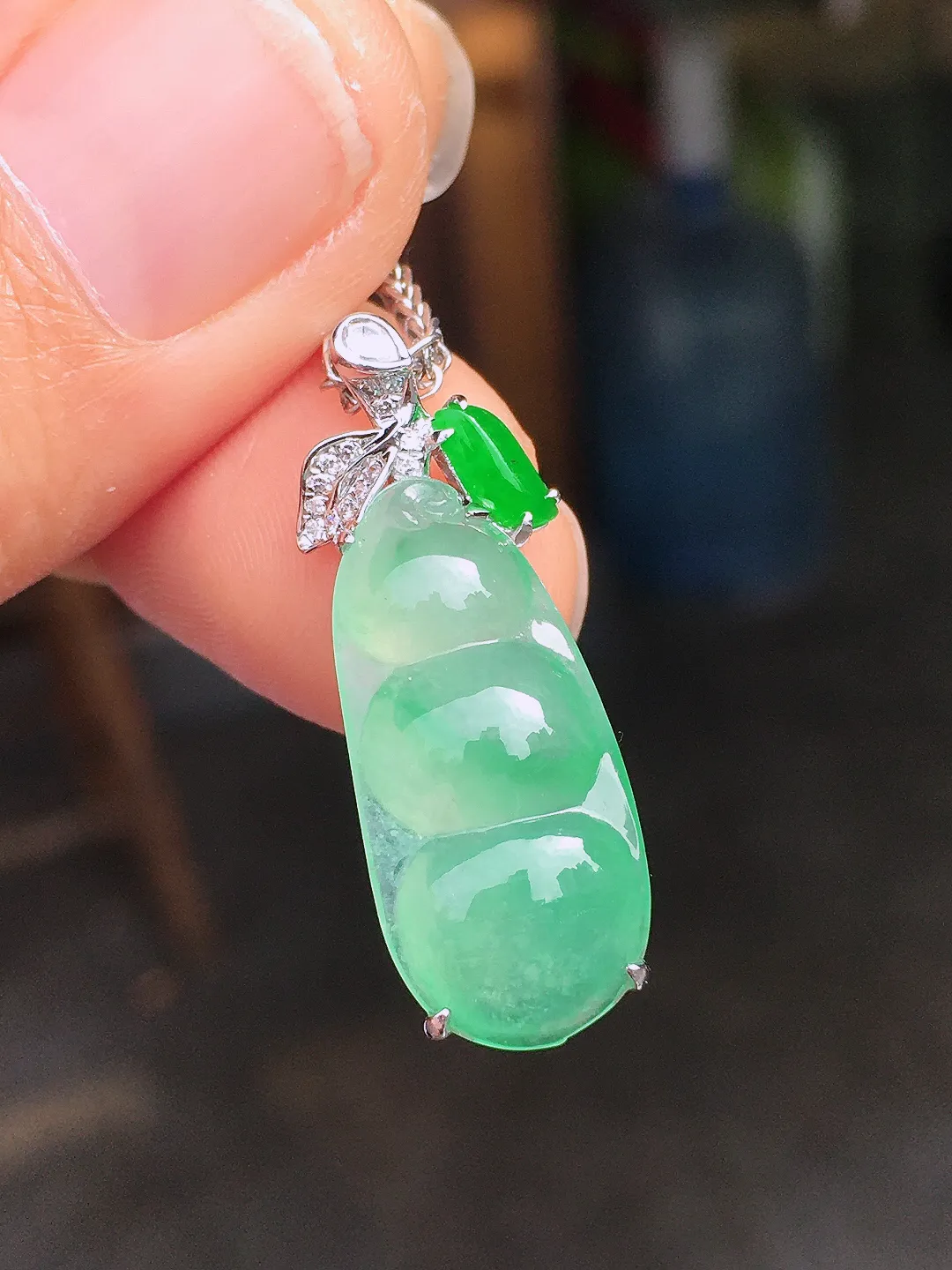 冰绿福豆吊坠，色泽均匀艳丽，玉质细腻，荧光感超
强，饱满圆润，尽显优雅气质，18k
金豪华镶嵌