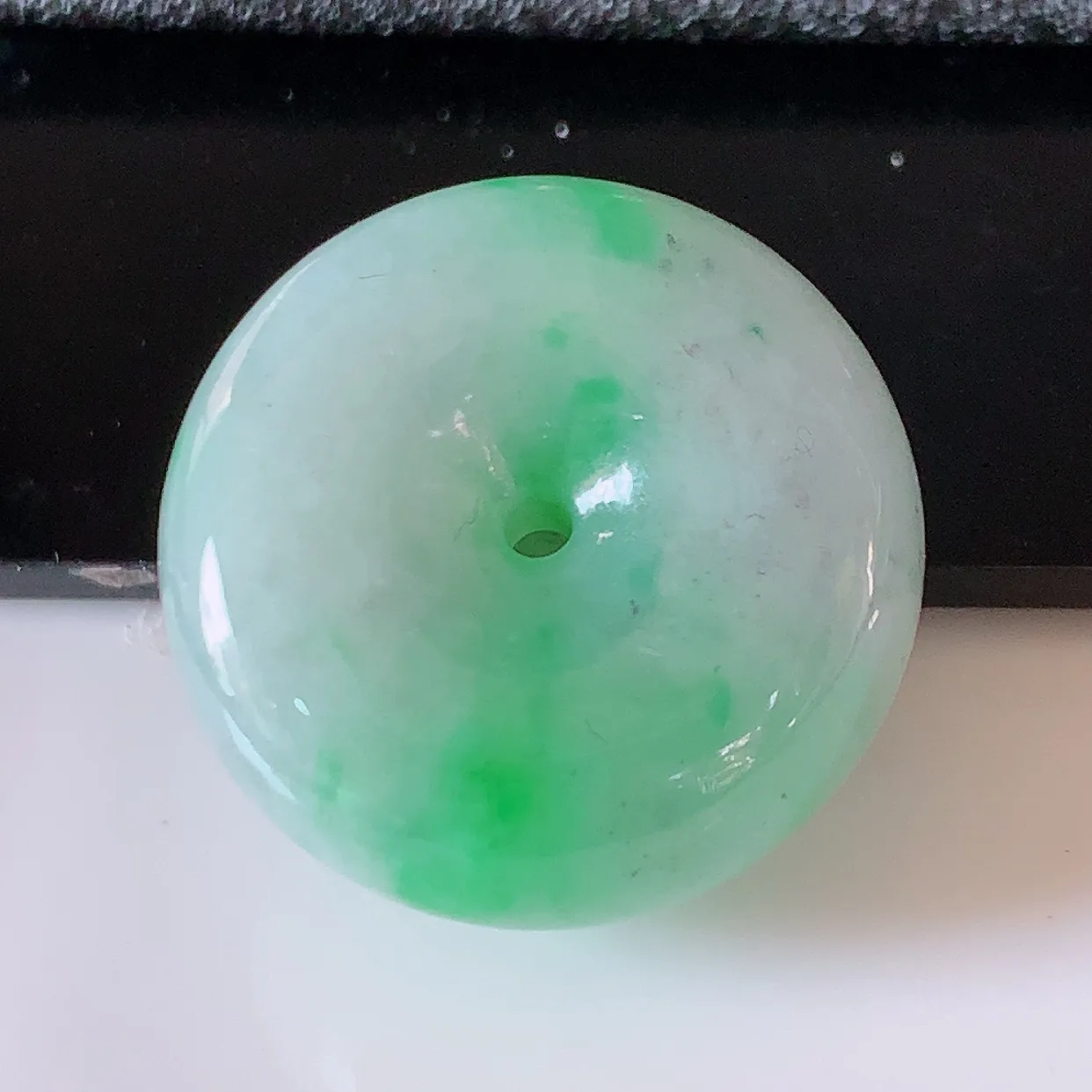 自然光实拍，冰润飘绿翡翠平安扣吊坠，形体饱满圆润，平安扣肥嘟嘟的，平平安安，种水很好，配戴精美！#05.25