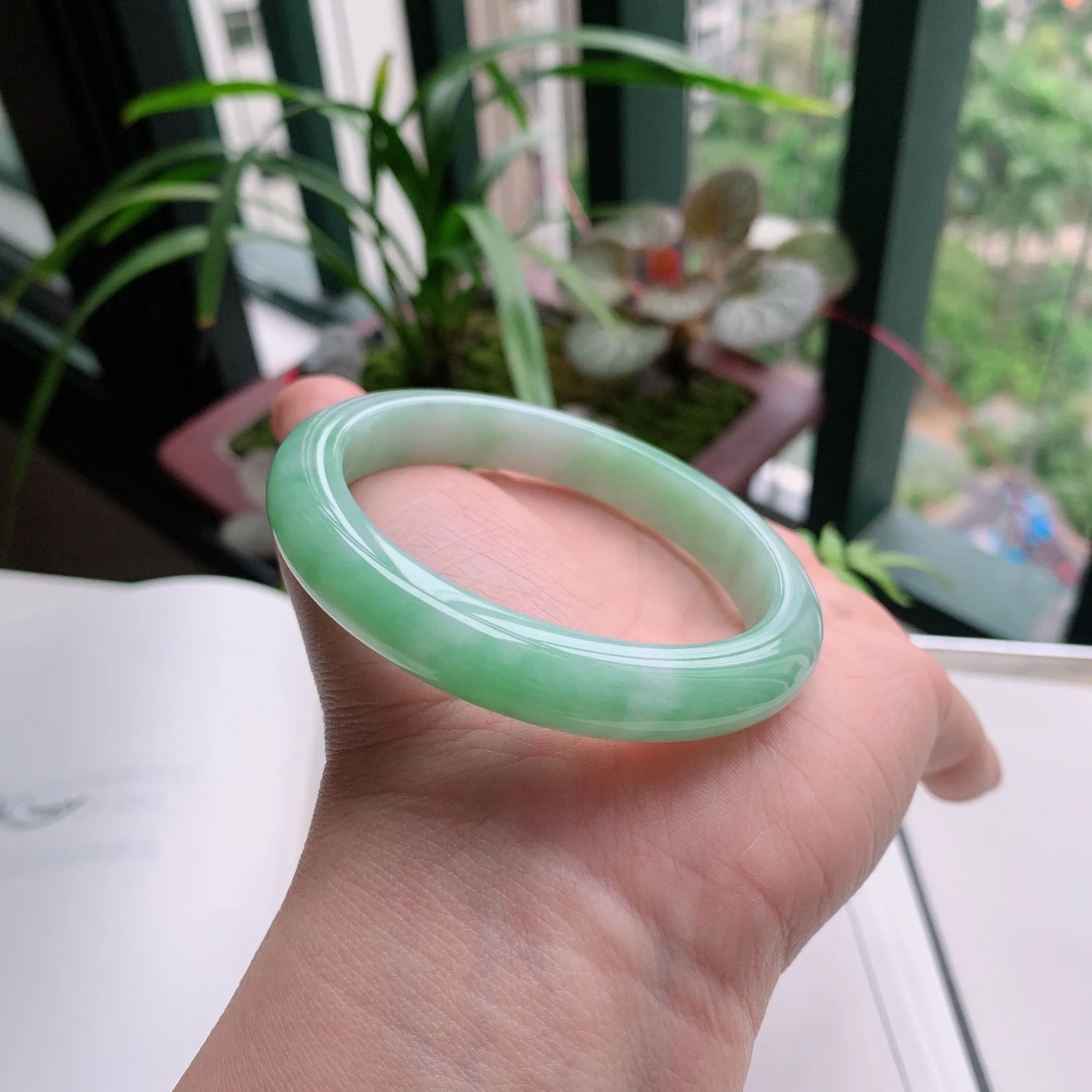 正圈54圈口，天然A货翡翠冰糯种水润飘绿玉手镯，水润秀丽，飘花灵动，种水十足，视觉甜美可人，恰到好处的美，十分高雅耐看，条形优美，上手优雅大方。43.74