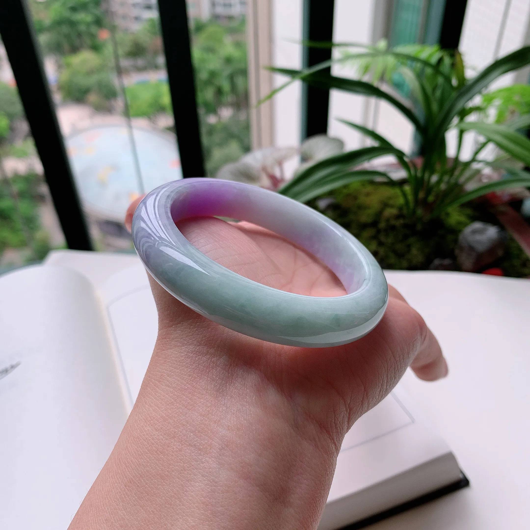 正圈58圈口，天然A货翡翠冰糯种水润飘绿玉手镯，水润秀丽，飘花灵动，种水十足，视觉甜美可人，恰到好处的美，十分高雅耐看，条形优美，上手优雅大方。65.60