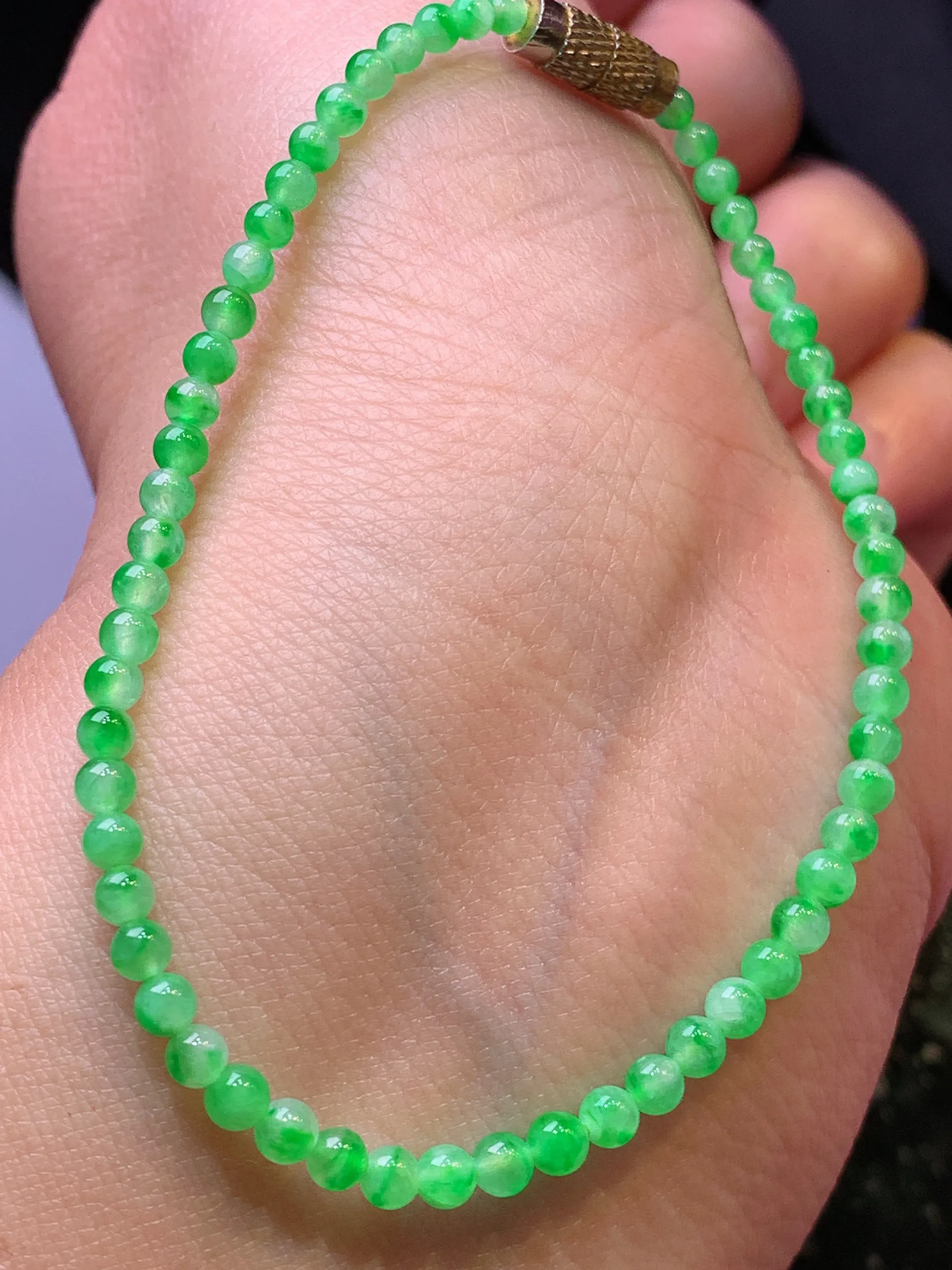 翠绿圆珠手链 玉质细腻 色泽清新艳丽 整体尺寸3.2