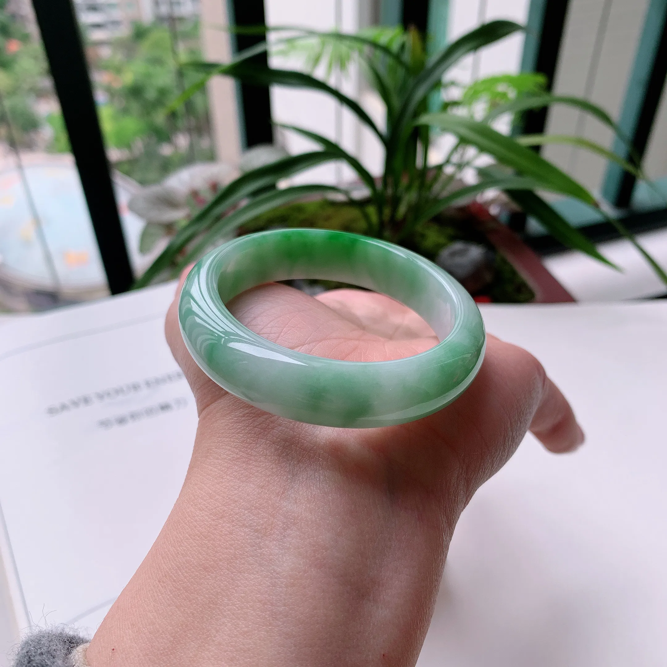 贵妃56圈口，天然A货翡翠冰糯种水润飘绿玉手镯，水润秀丽，飘花灵动，种水十足，视觉甜美可人，恰到好处的美，十分高雅耐看，条形优美，上手优雅大方。48.70
