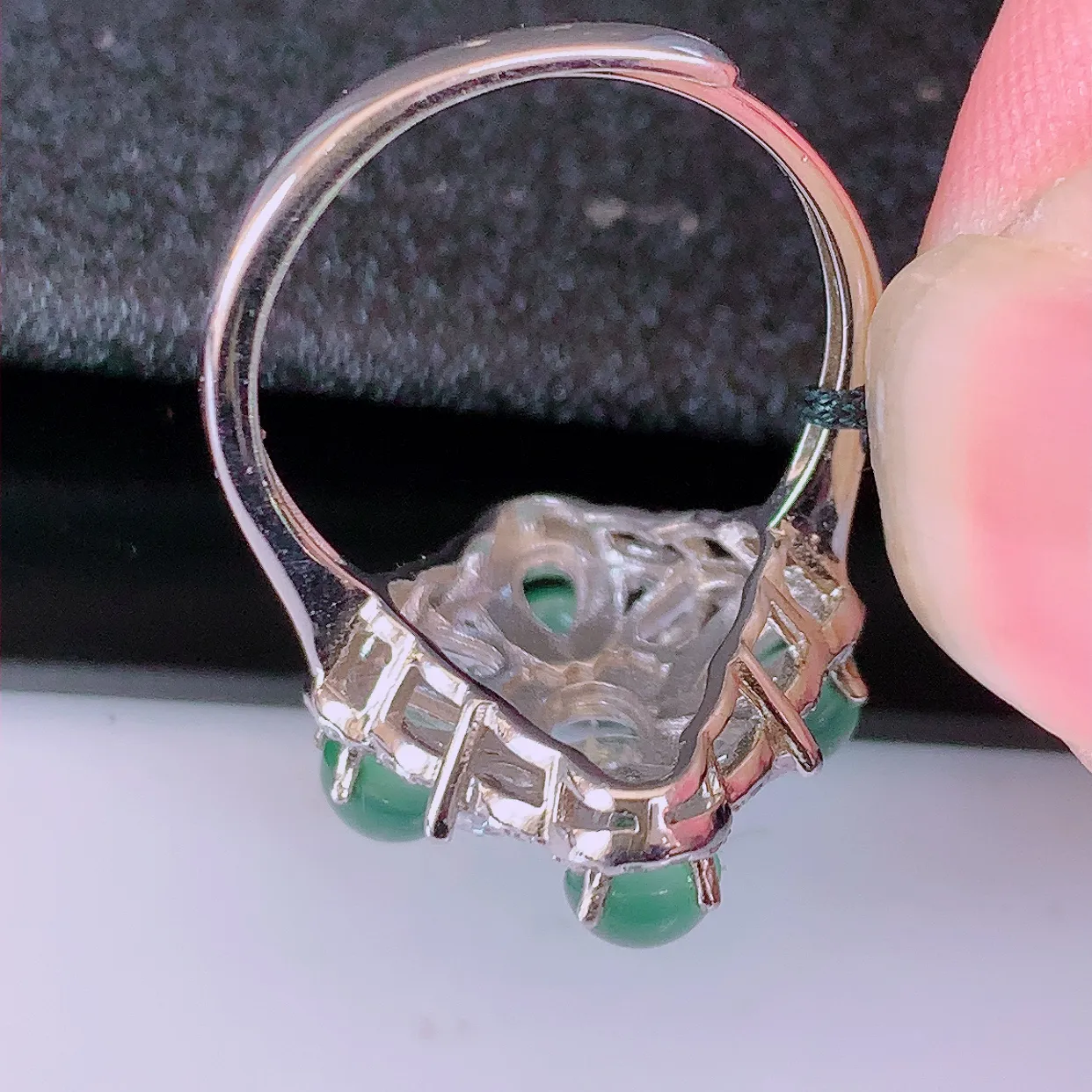 冰透满绿翡翠925银镶嵌戒指，自然光实拍，翠色灵动，颜色漂亮，种老水足，品相佳，佩戴佳品！#97.25（圈口可调大小）整体25.5-16.8-7.6裸石4.2*4.2