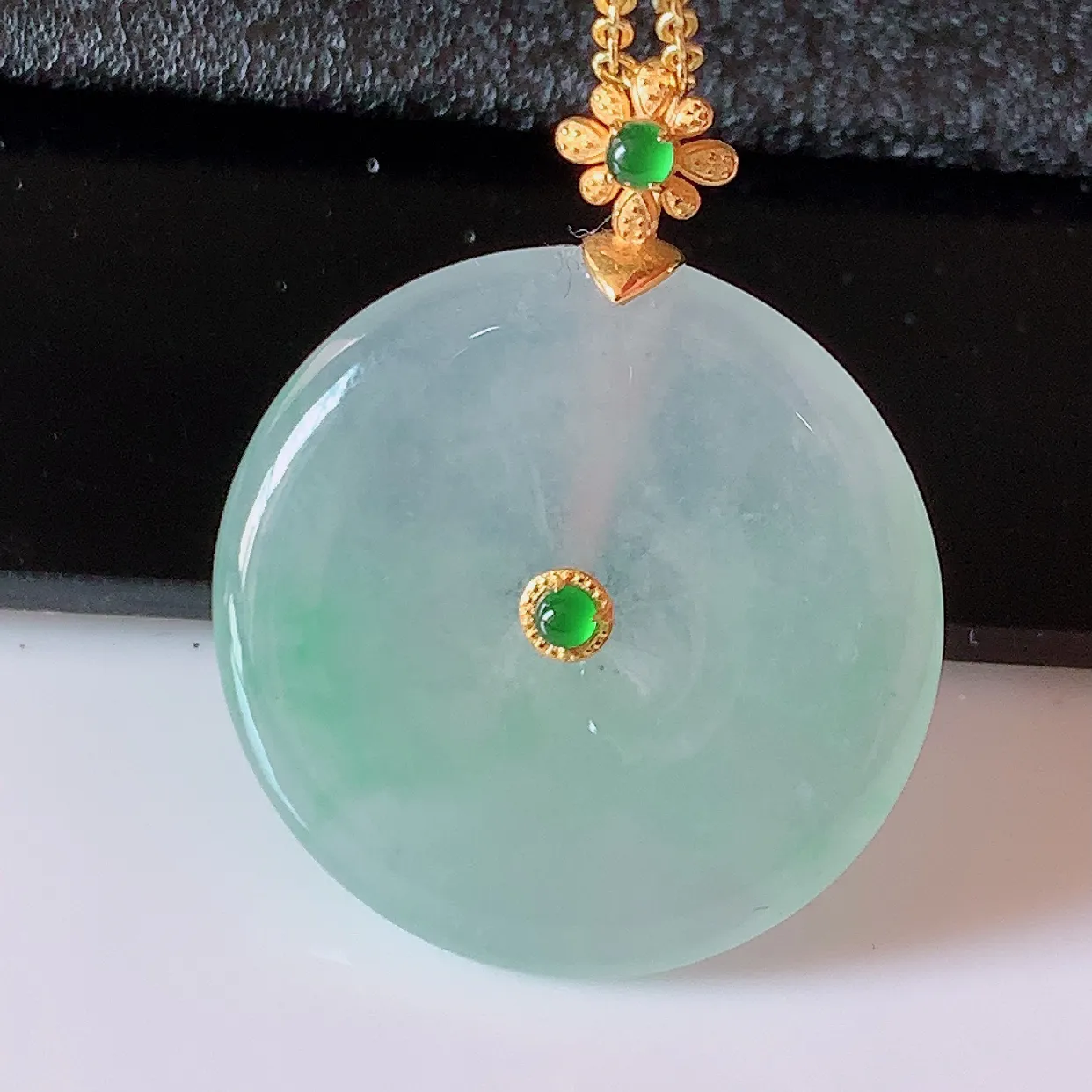 18K金镶嵌冰种飘绿翡翠平安扣吊坠，平安是福；翠色灵动，很美的料子，平安扣佩戴优雅迷人！#41.25整体30.5-24-5.2裸石24-24