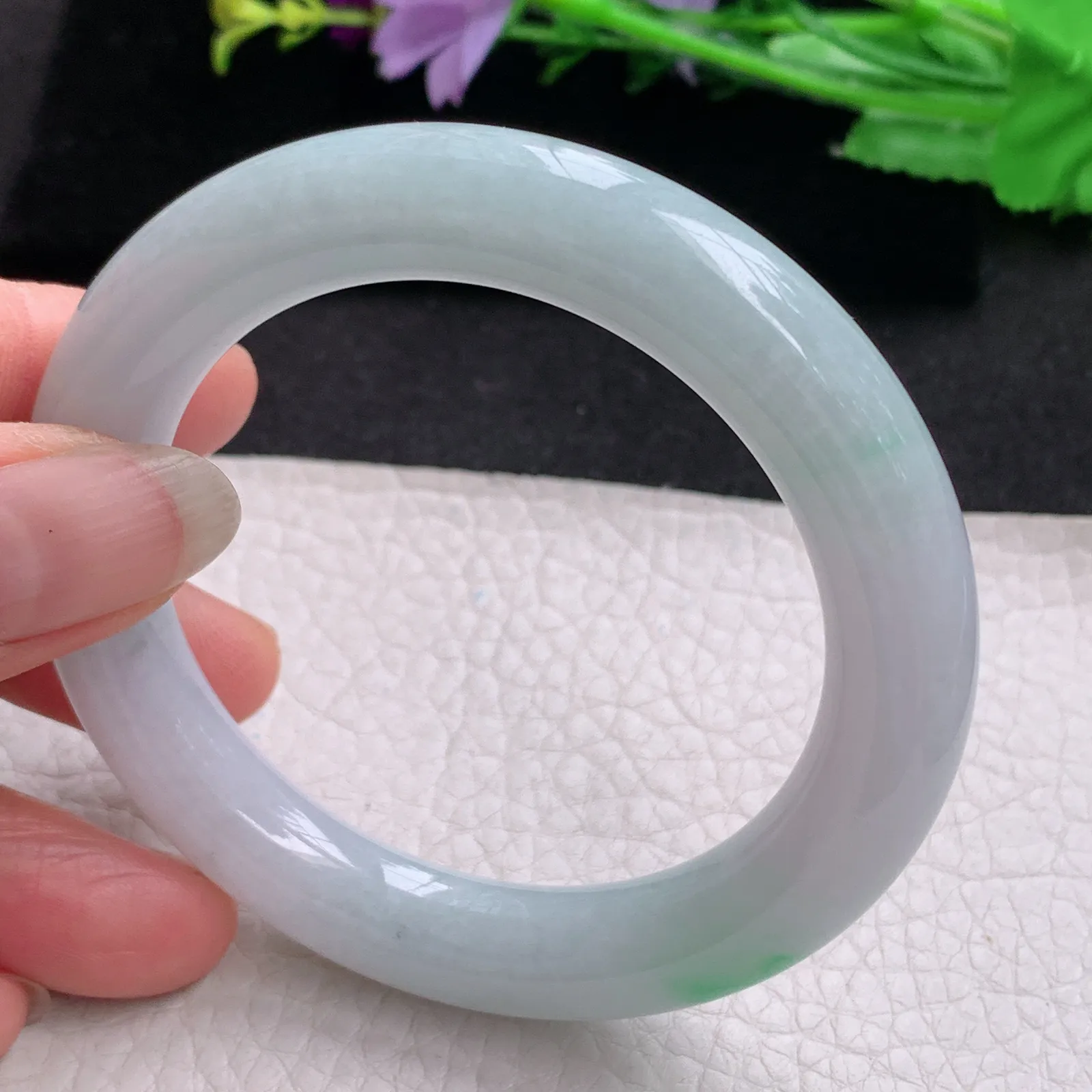 ll实拍54*10.8*10.5缅甸翡翠手镯飘绿圆条玉镯子福镯子白底青镯子