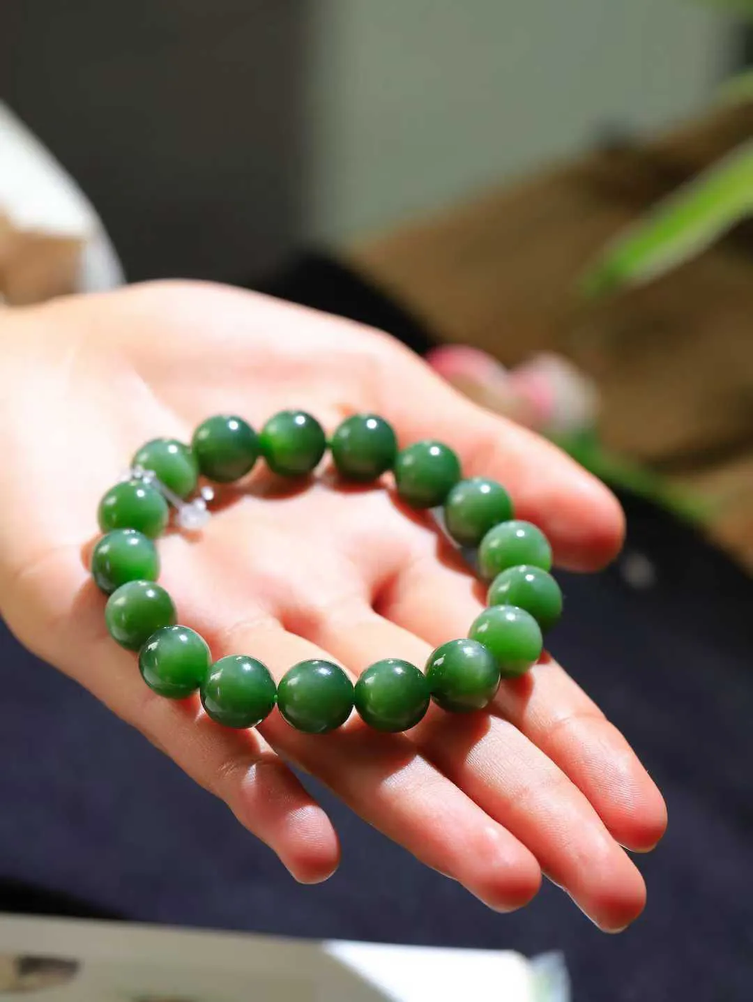 （猫眼手串）

精品和田玉碧玉猫眼圆珠手串 质地温润灵动 猫眼儿般的光中，有波光潋滟，也有梦幻清韵