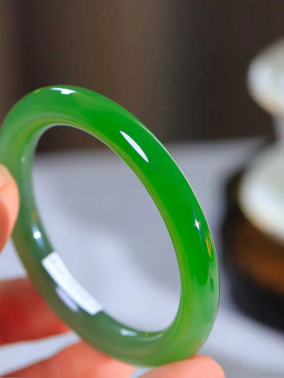 【悠悠芳华.镯】

收藏级臻品和田玉碧玉圆条手镯 玉质温润 青葱岁月，尽收腕中，婉转流畅，凝岁月悠长。盈一眸恬淡，挽一抹绿意。重37克 内径53mm尺寸8.8-9.1mm   8610659A