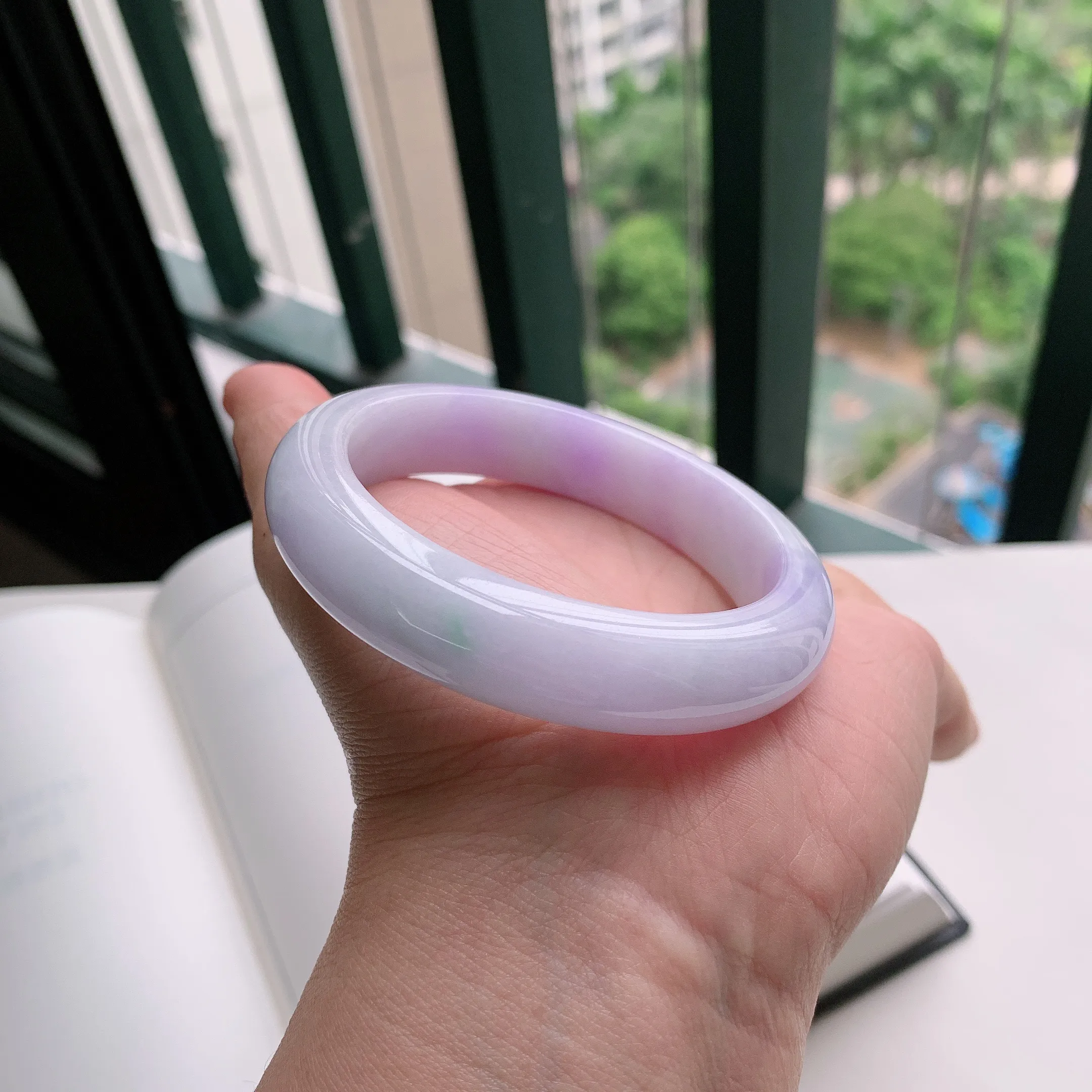 正圈55圈口，天然A货翡翠冰糯种水润飘绿玉手镯，水润秀丽，飘花灵动，种水十足，视觉甜美可人，恰到好处的美，十分高雅耐看，条形优美，上手优雅大方。61.63