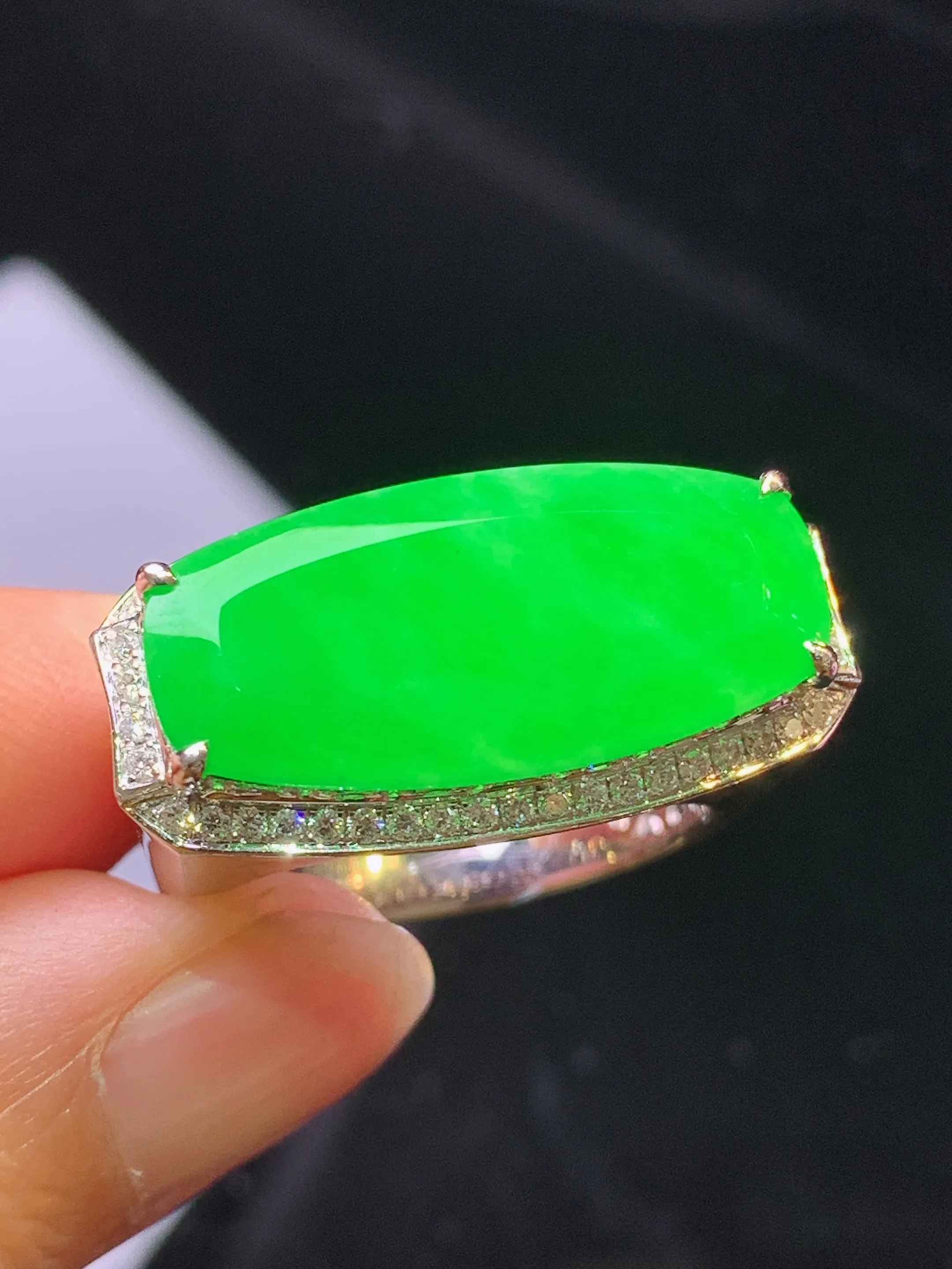 18k金钻镶嵌翠绿马鞍戒指 玉质细腻 色泽清新艳丽 圈口20 裸石尺寸11.2*23.5*2