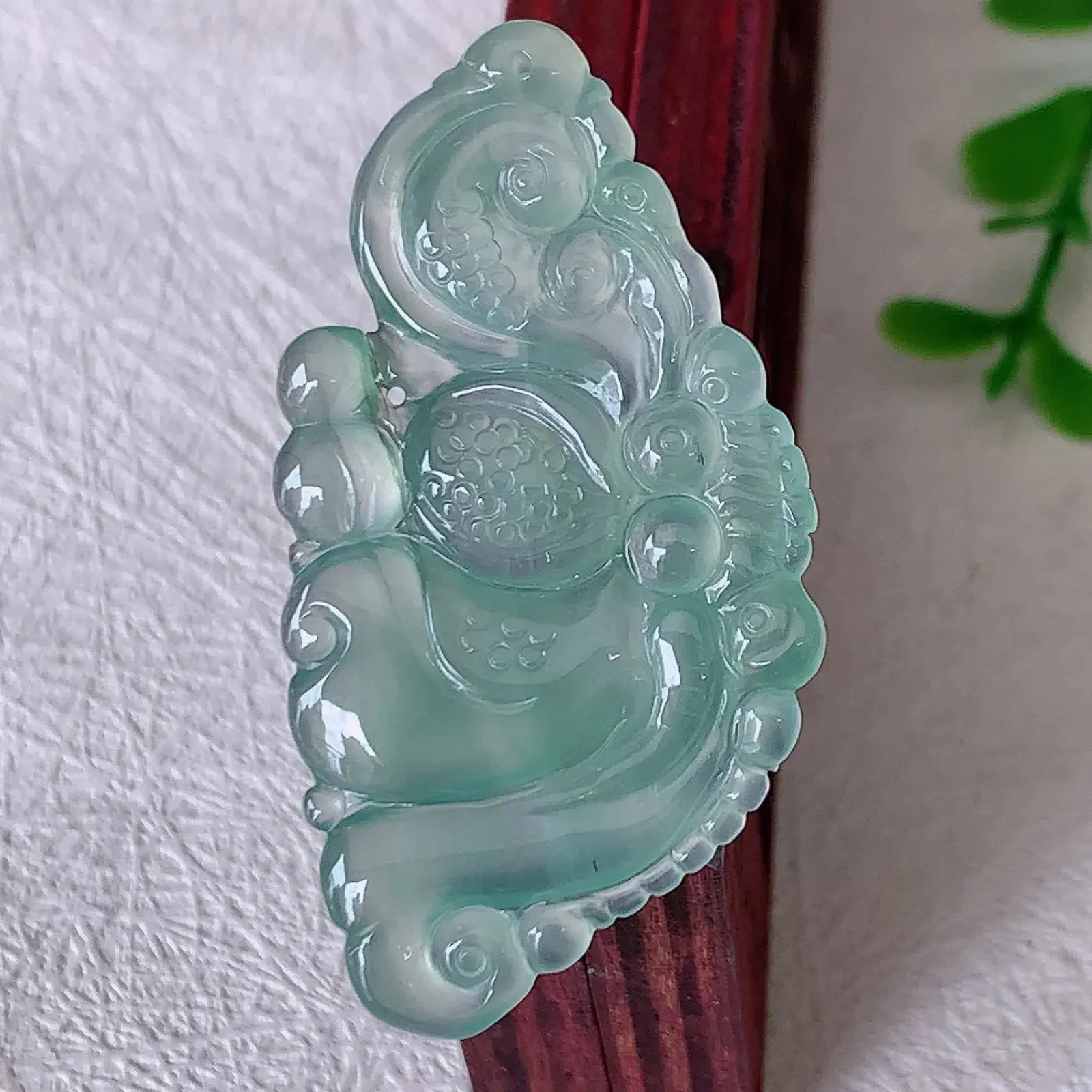 自然光实拍，冰种蝴蝶翡翠吊坠，翠色灵动，玉质细腻，颜色漂亮，品相佳，佩戴佳品！#01.25