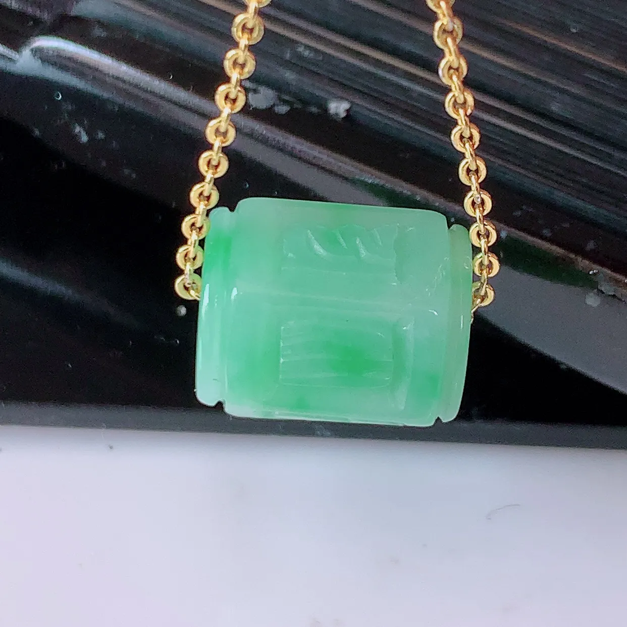 自然光实拍，冰润飘绿翡翠路路通吊坠，寓意好运连连，路路畅通，经典款式，财运滚滚，路路通，佩戴效果更好！配银链子#57.25