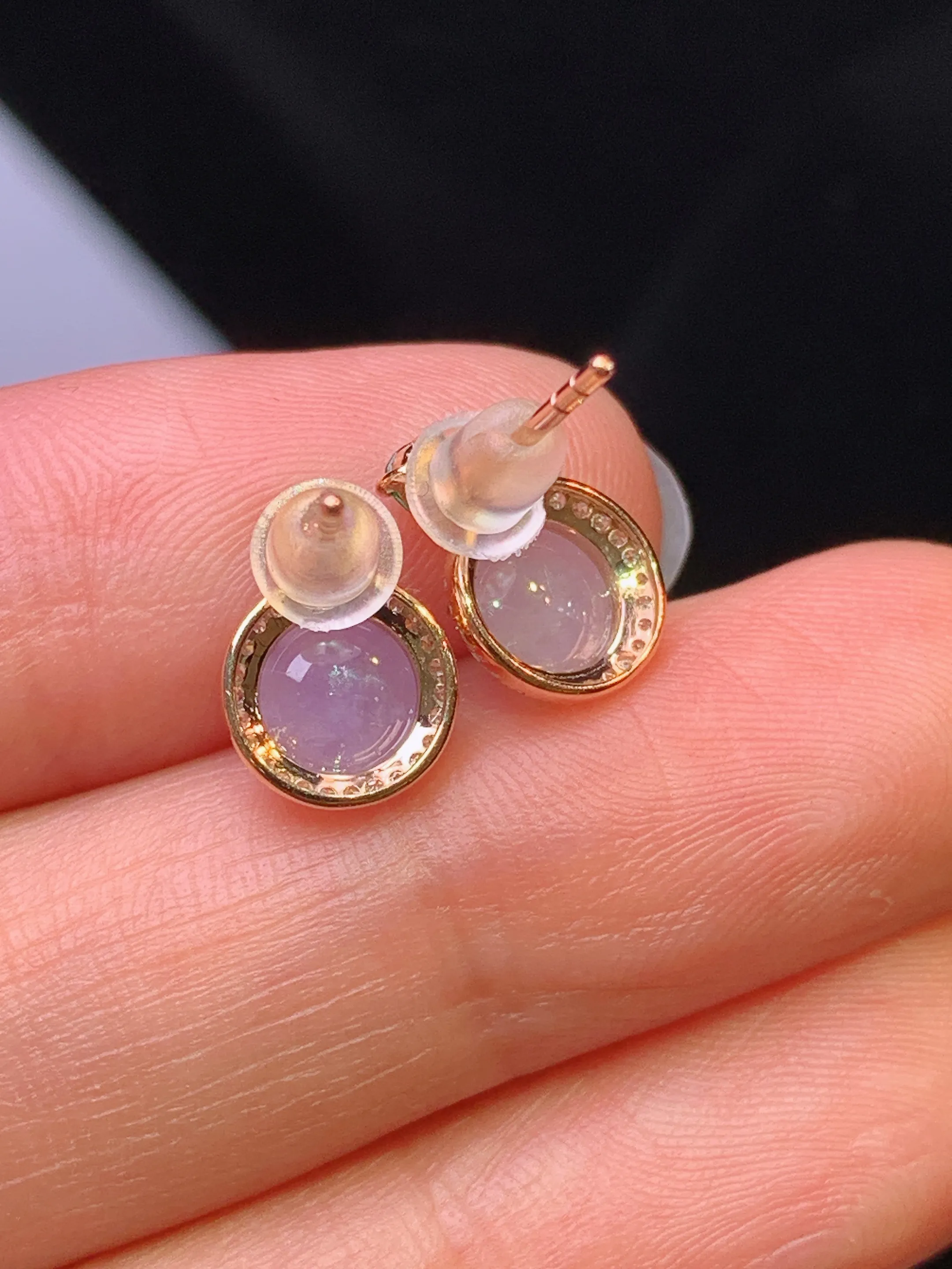 18k金钻镶嵌紫罗兰蛋面耳钉 玉质细腻 色泽清新艳丽 整体尺寸10.8*7.7*4.5