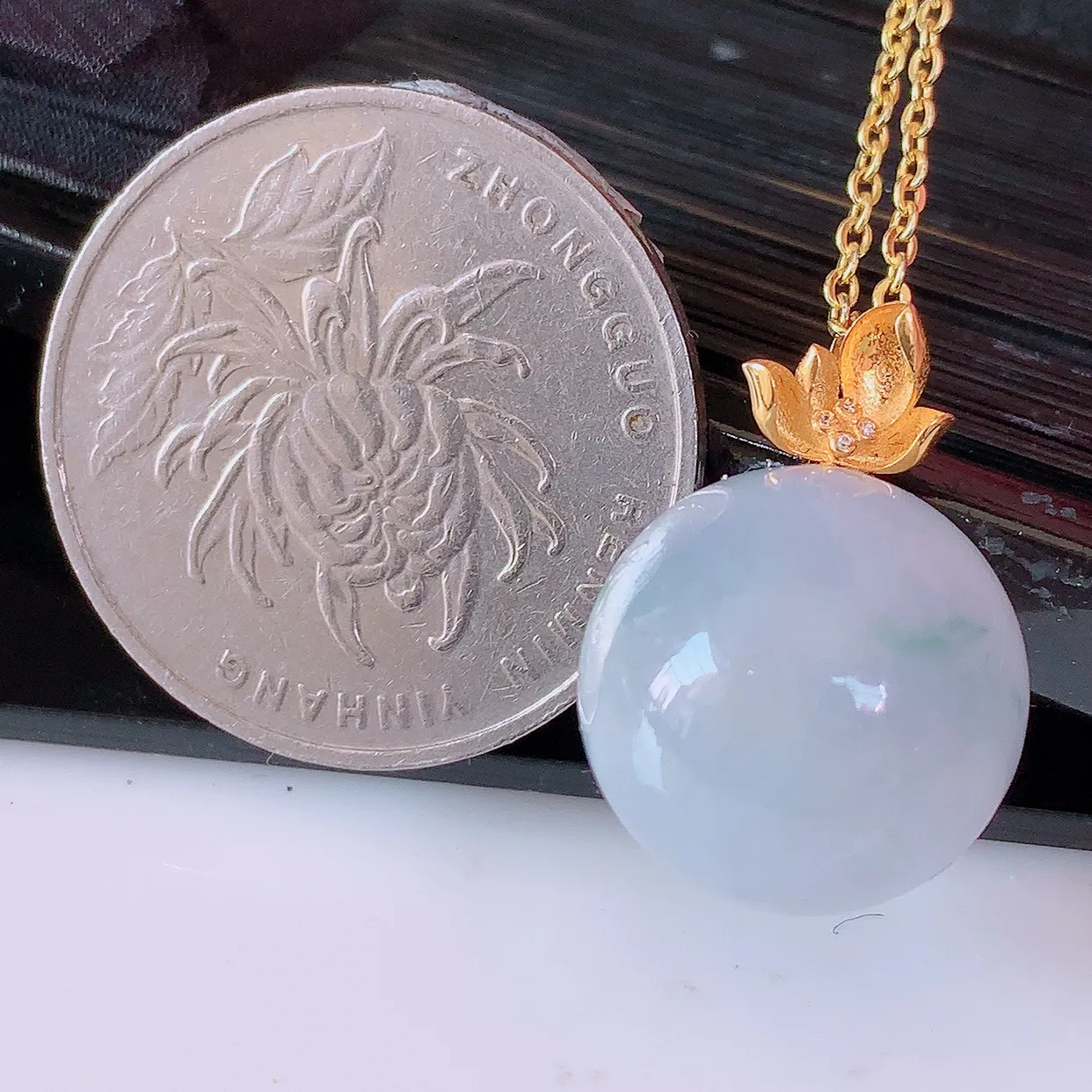 18K金镶嵌紫罗兰飘花翡翠转运珠吊坠，寓意“时来运转，财源滚滚” 寓意佳，荧光灼灼，转运珠佩戴时尚优雅！#1.25