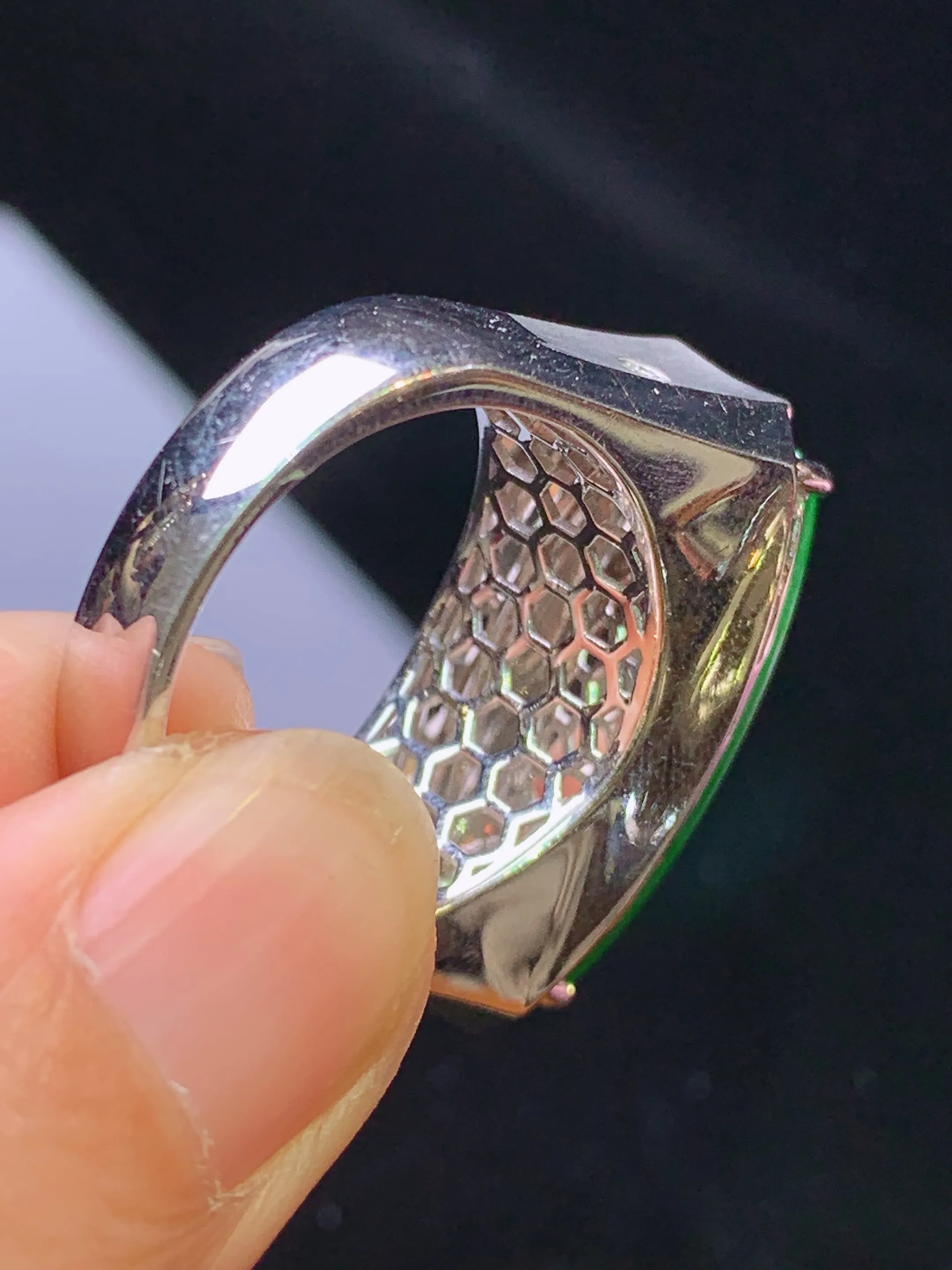 18k金钻镶嵌翠绿马鞍戒指 玉质细腻 色泽清新艳丽 圈口20 裸石尺寸11.2*23.5*2