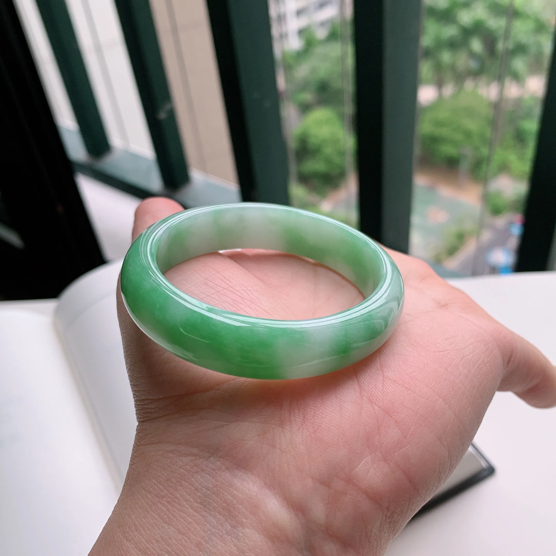 贵妃54圈口，天然A货翡翠冰糯种水润飘绿玉手镯，水润秀丽，飘花灵动，种水十足，视觉甜美可人，恰到好处的美，十分高雅耐看，条形优美，上手优雅大方。41.03