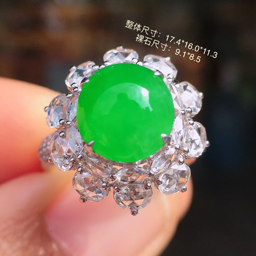 阳绿蛋面戒指，色泽均匀艳丽，玉质细腻，荧光感超
强，饱满圆润，尽显优雅气质，18k
金豪华镶嵌