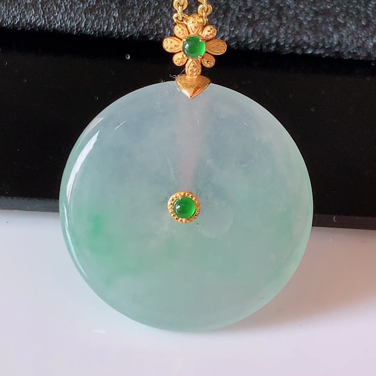 18K金镶嵌冰种飘绿翡翠平安扣吊坠，平安是福；翠色灵动，很美的料子，平安扣佩戴优雅迷人！#41.25整体30.5-24-5.2裸石24-24