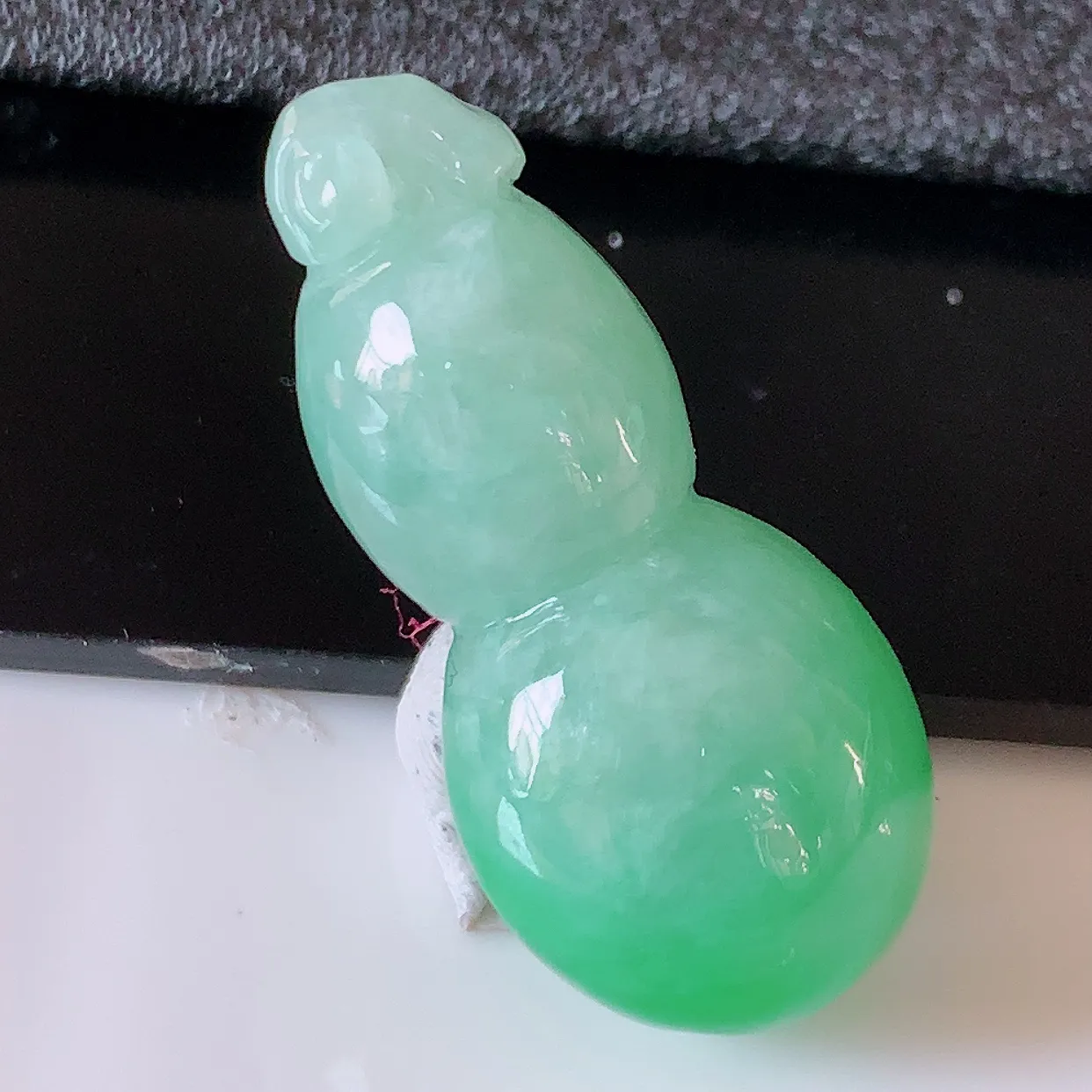 自然光实拍，冰润飘绿翡翠葫芦吊坠，寓意福禄双全，财源滚滚，清新脱俗，佩戴效果优雅迷人！#05.25