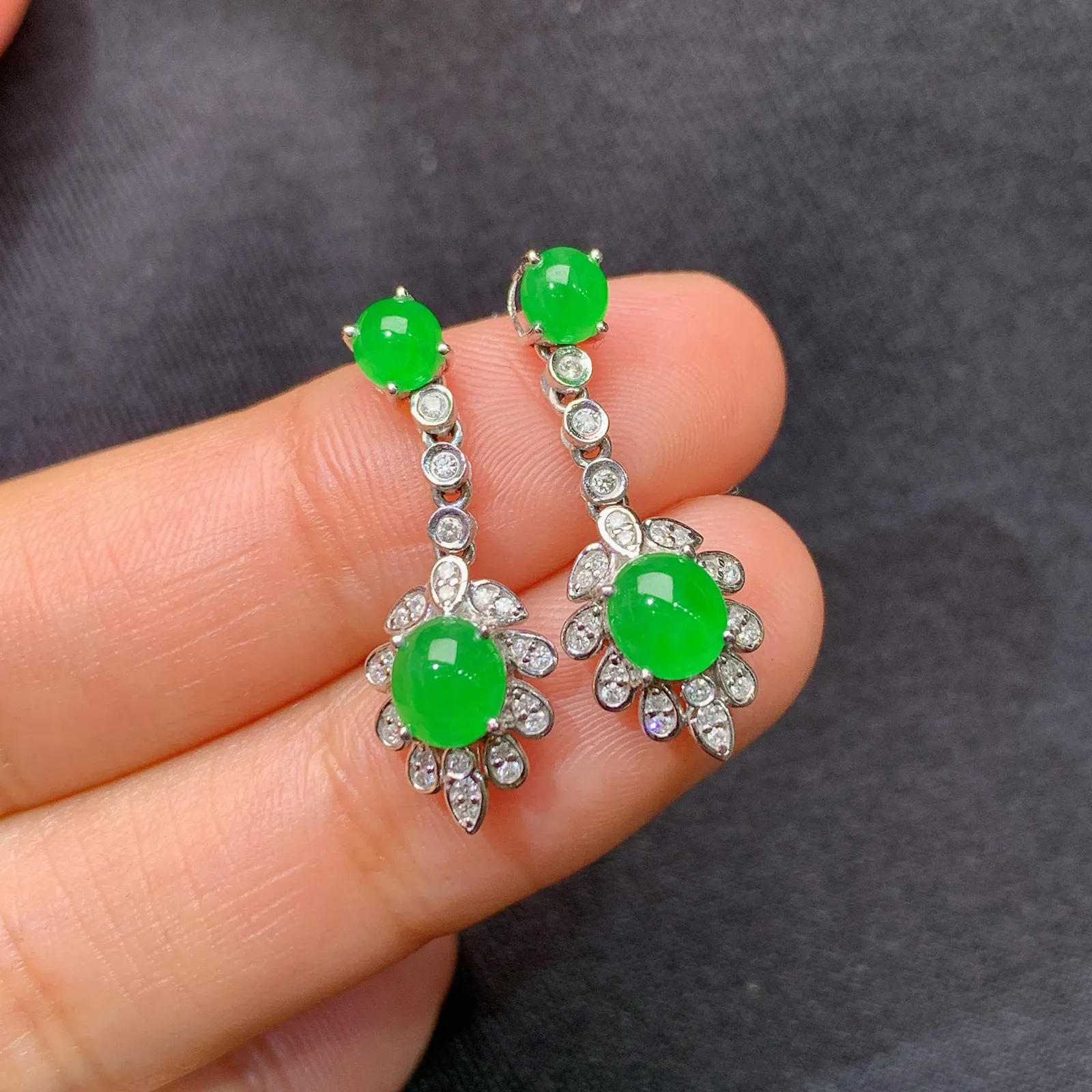 阳绿蛋面耳坠，18k金镶嵌，款式新颖，冰润色阳，种水足，Lp 尺寸5.3*4.7*2.2