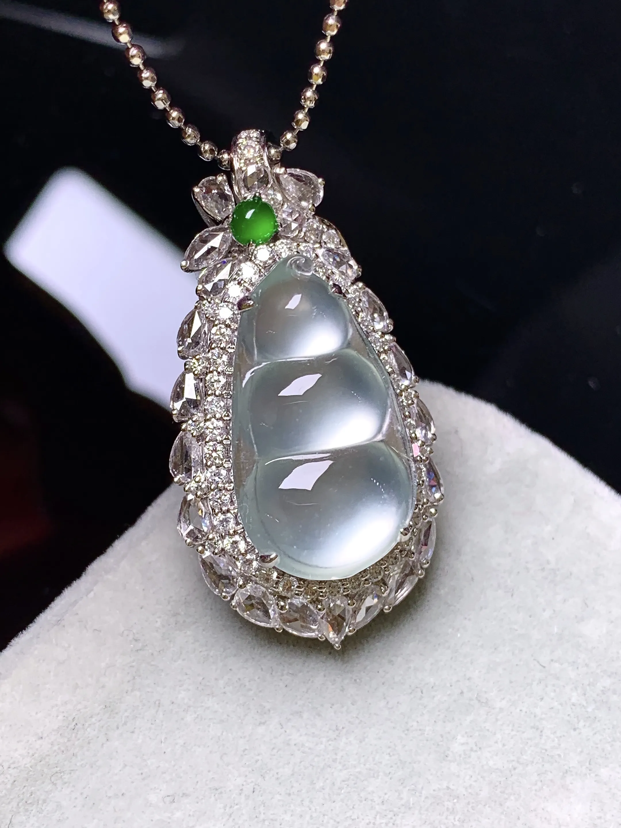 18k金钻镶嵌玻璃种四季豆吊坠 玉质细腻 色泽清新艳丽 整体尺寸33.2*17.7*11.2