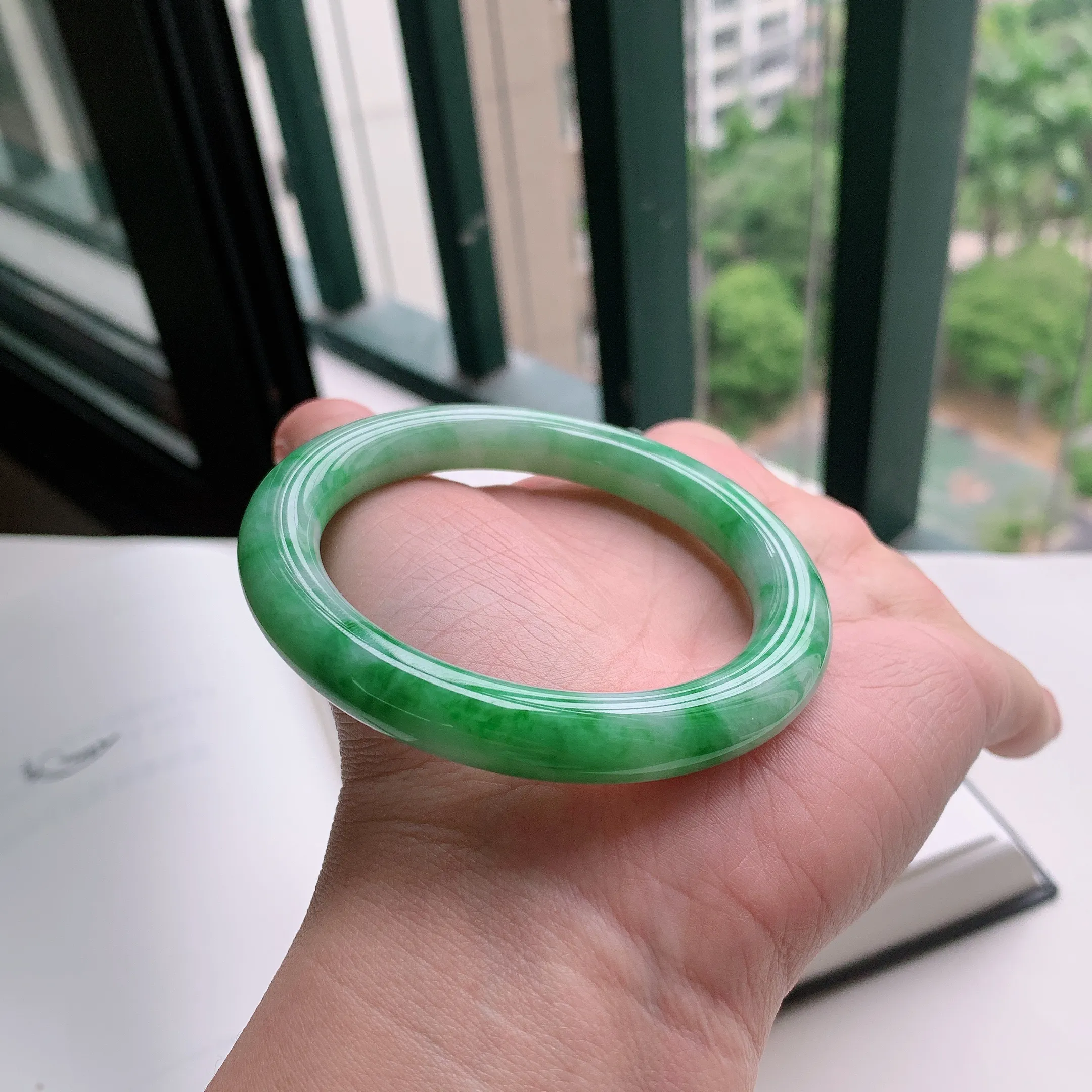 圆条55圈口，天然A货翡翠冰糯种水润飘绿玉手镯，水润秀丽，飘花灵动，种水十足，视觉甜美可人，恰到好处的美，十分高雅耐看，条形优美，上手优雅大方。49.63