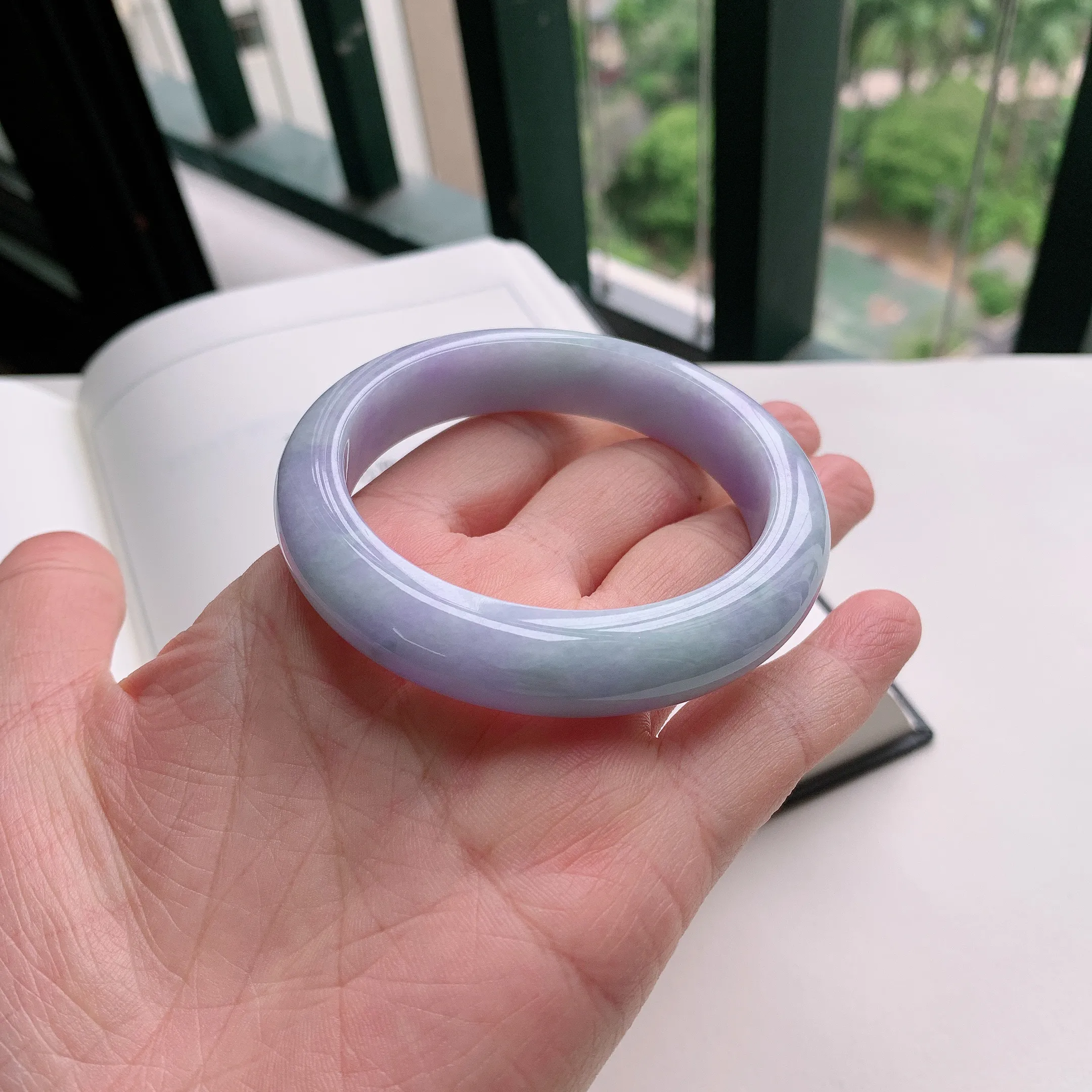 正圈54圈口，天然A货翡翠冰糯种水润飘绿玉手镯，水润秀丽，飘花灵动，种水十足，视觉甜美可人，恰到好处的美，十分高雅耐看，条形优美，上手优雅大方。59.31