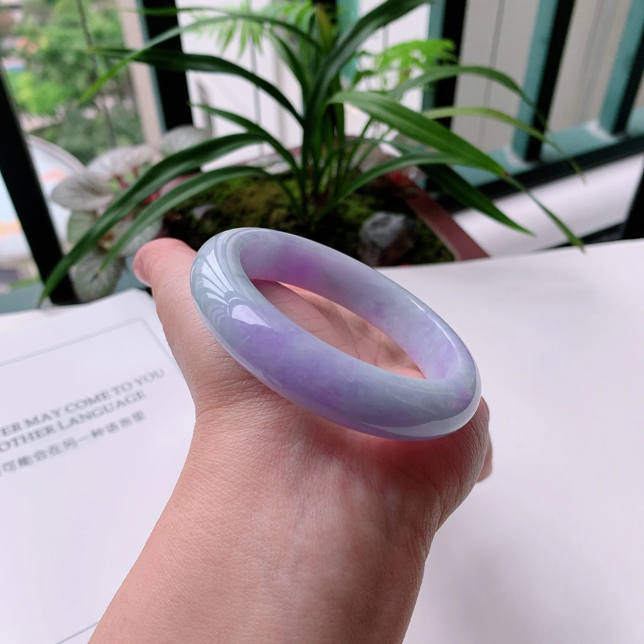 正圈55圈口，天然A货翡翠冰糯种水润紫罗兰手镯，水润秀丽，种水十足，视觉甜美可人，恰到好处的美，十