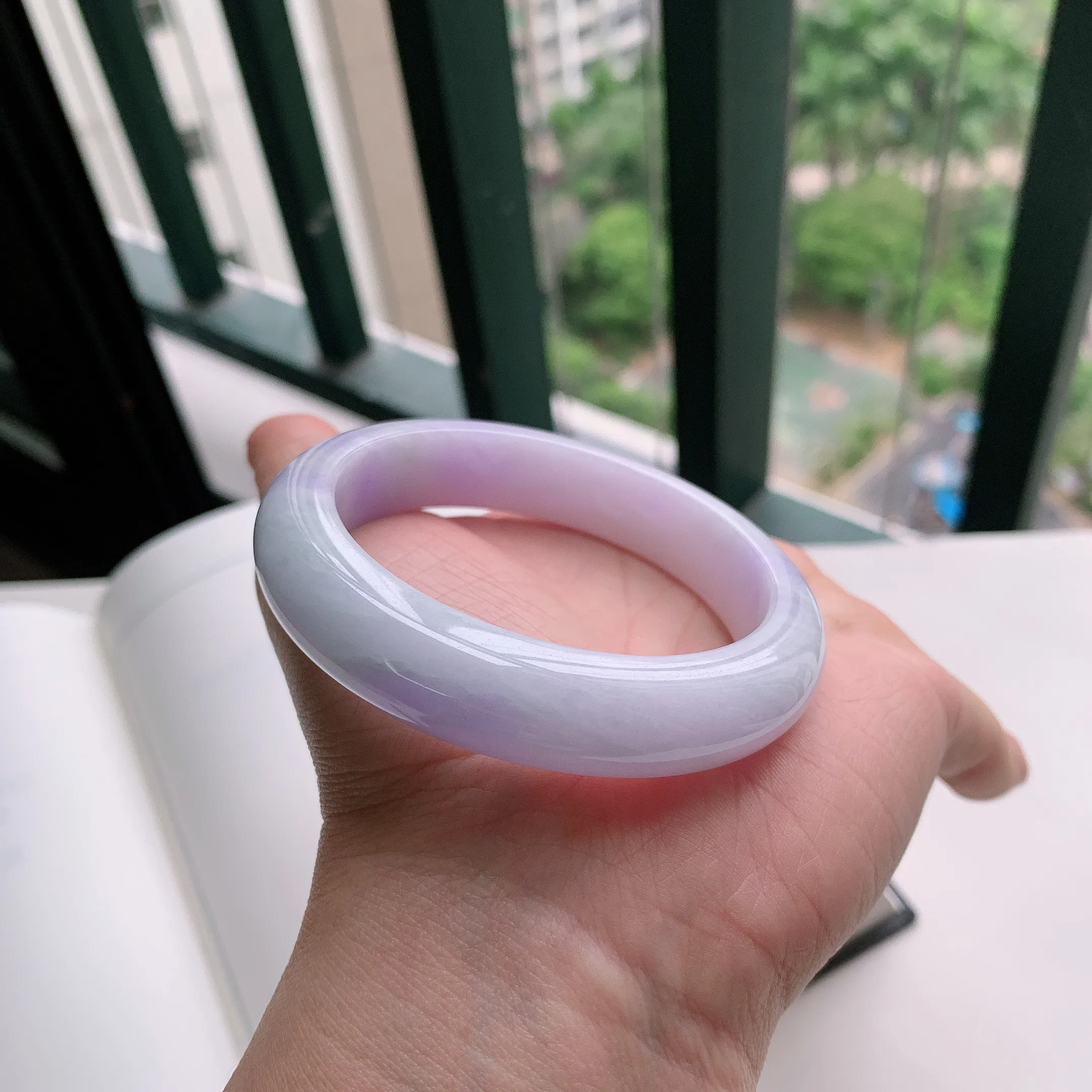 正圈55圈口，天然A货翡翠冰糯种水润飘绿玉手镯，水润秀丽，飘花灵动，种水十足，视觉甜美可人，恰到好处的美，十分高雅耐看，条形优美，上手优雅大方。61.63