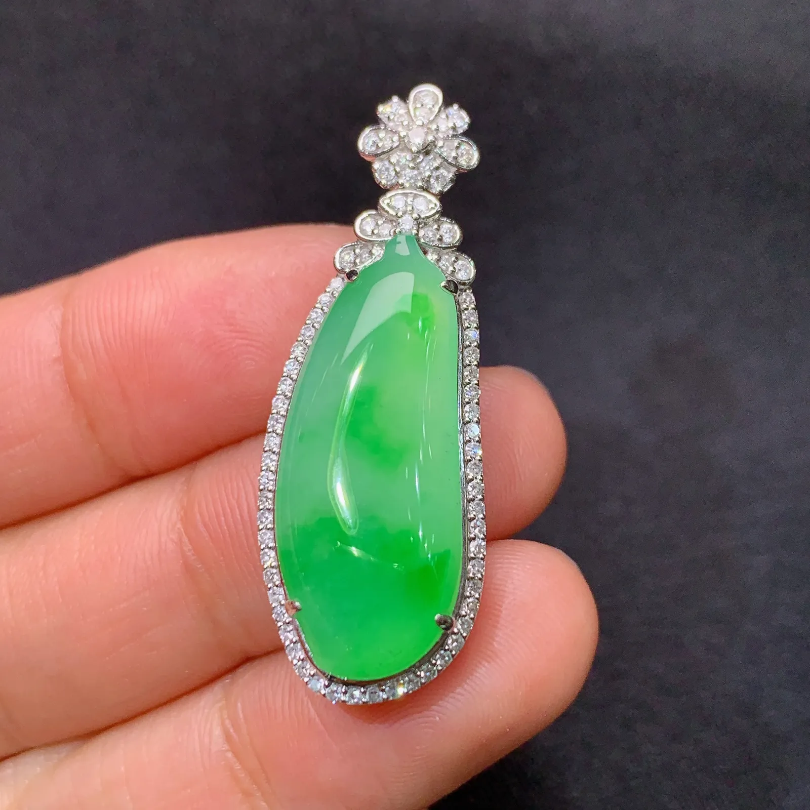 翠绿福瓜吊坠，18k金镶嵌，冰润色阳，玉质细腻，种水足，Lp 尺寸36.8*13.5*8.8